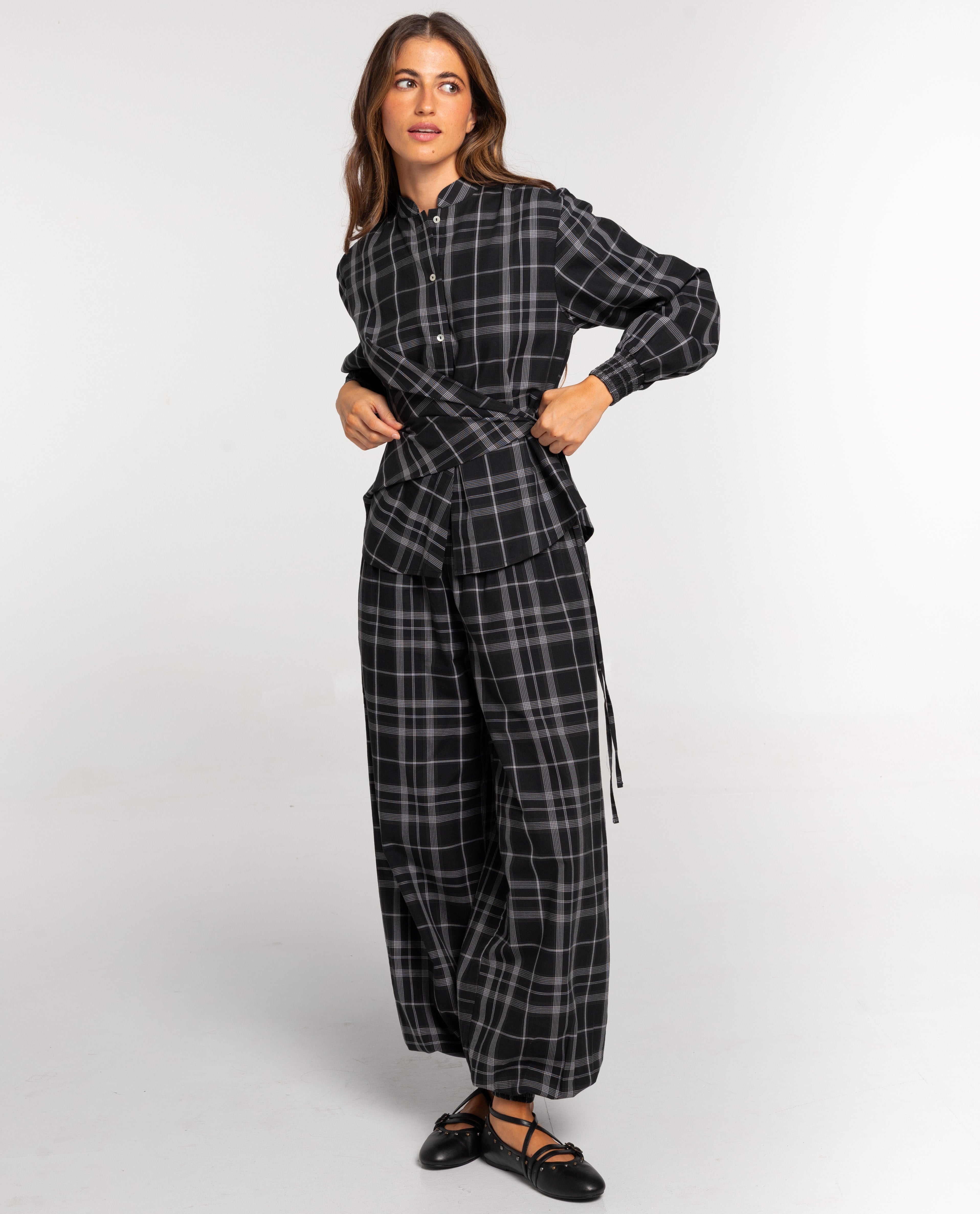 Blusa Aos Quadrados com Nó Multiposições Cinzento-4