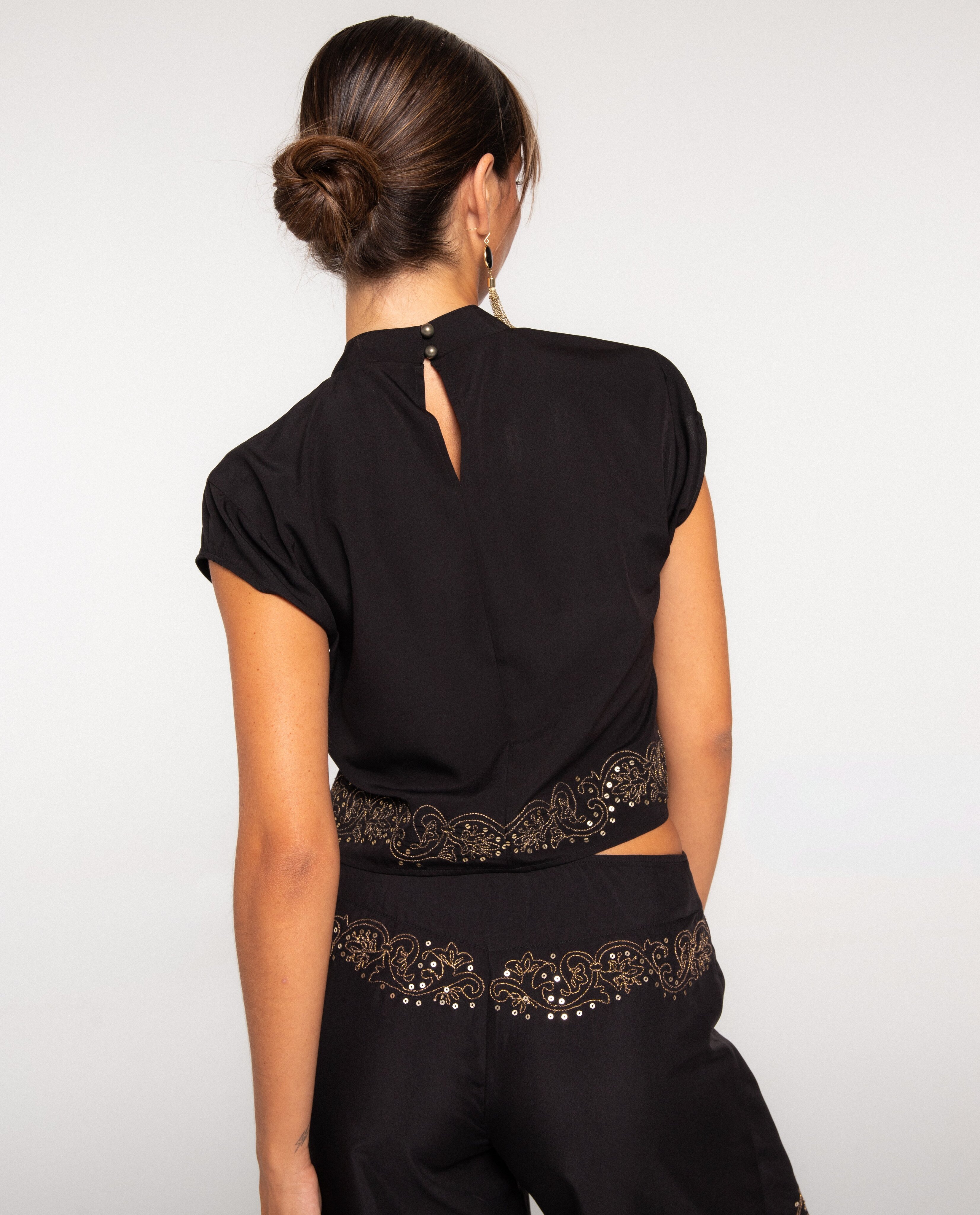 Top de Cetim com Bordados Ouro-2