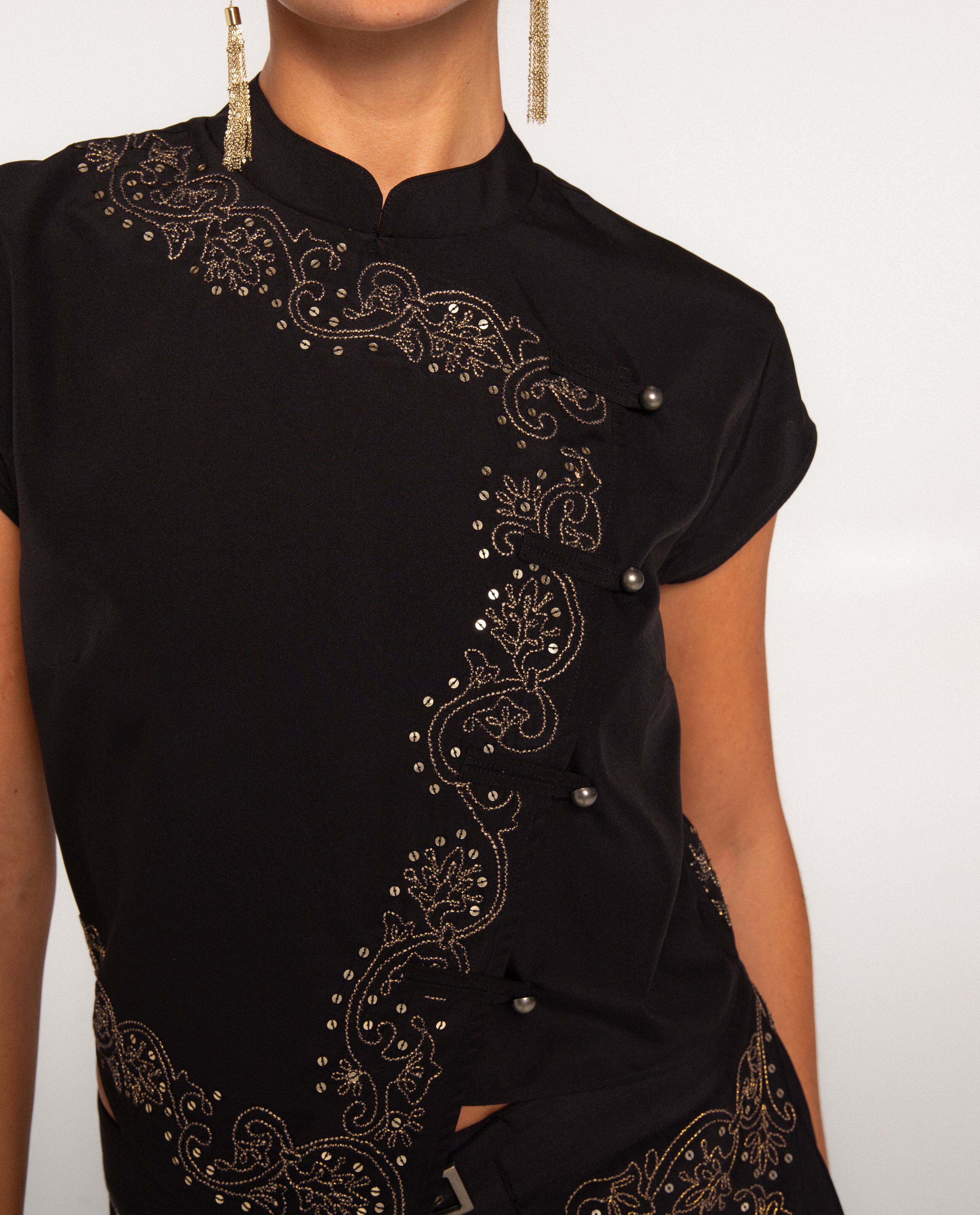 Top de Cetim com Bordados Ouro-3