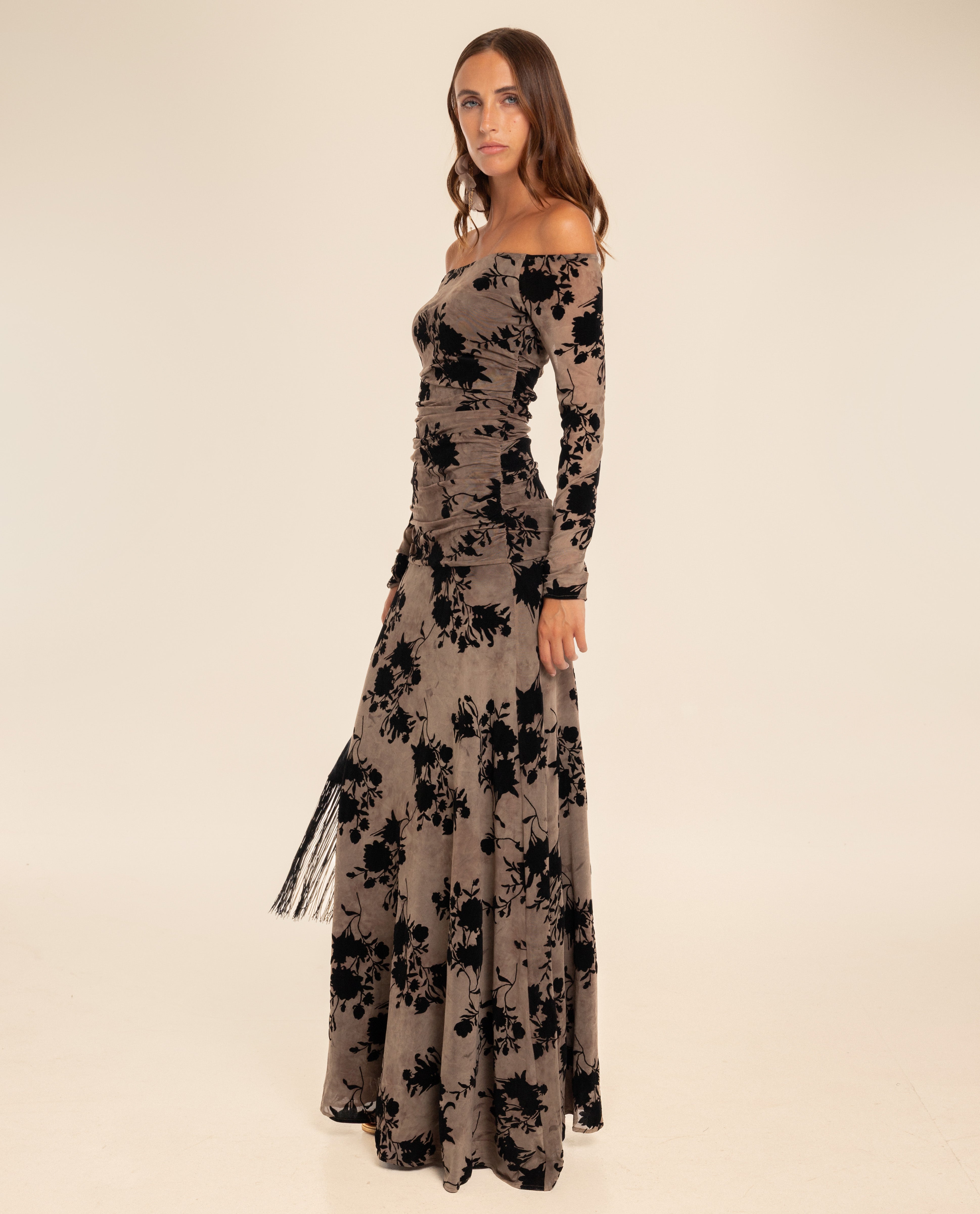 Imagem 0 de Vestido Comprido de Manga Comprida com Decote Bardot e Flores Flocadas