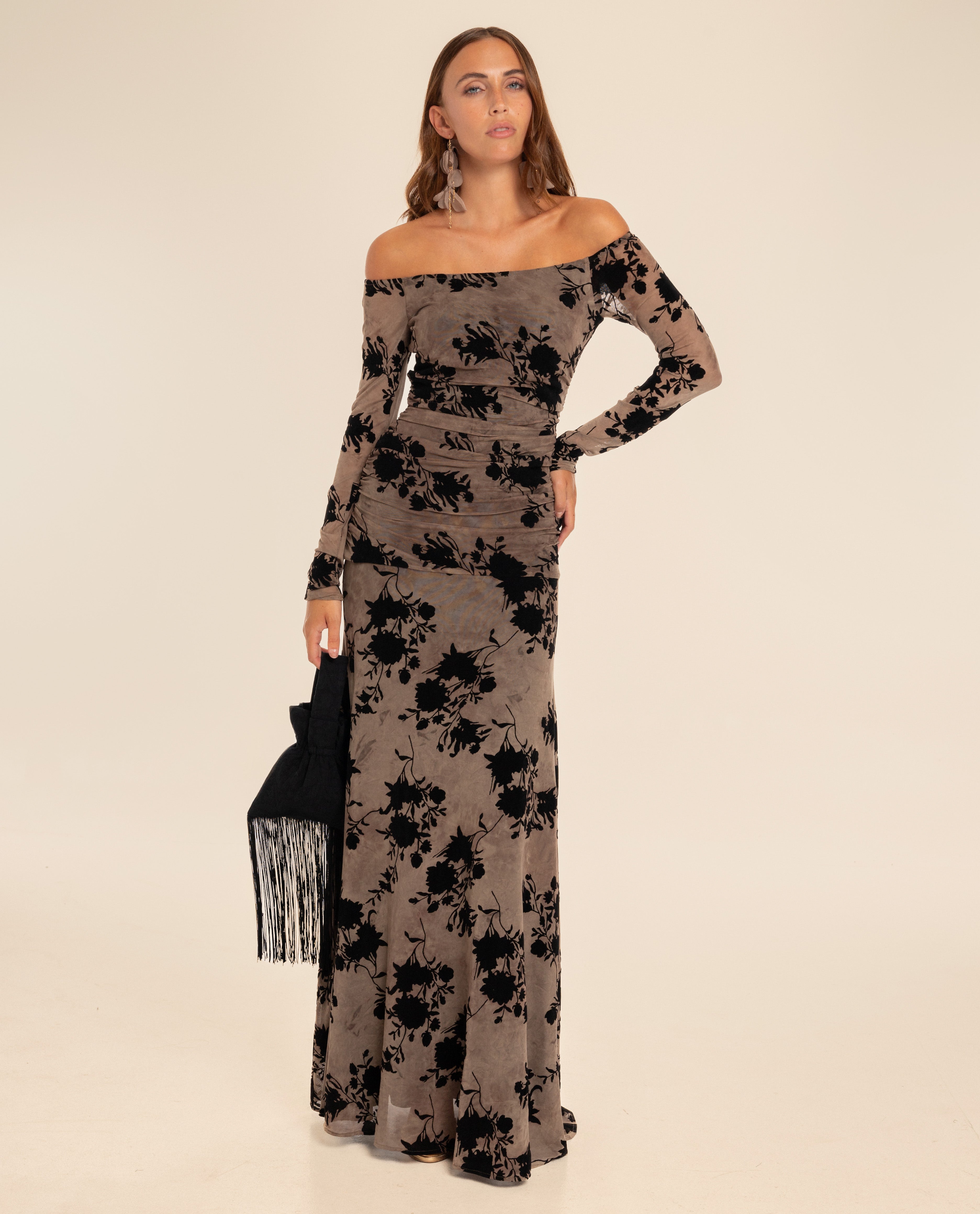 Vestido Comprido de Manga Comprida com Decote Bardot e Flores Flocadas Preto-2