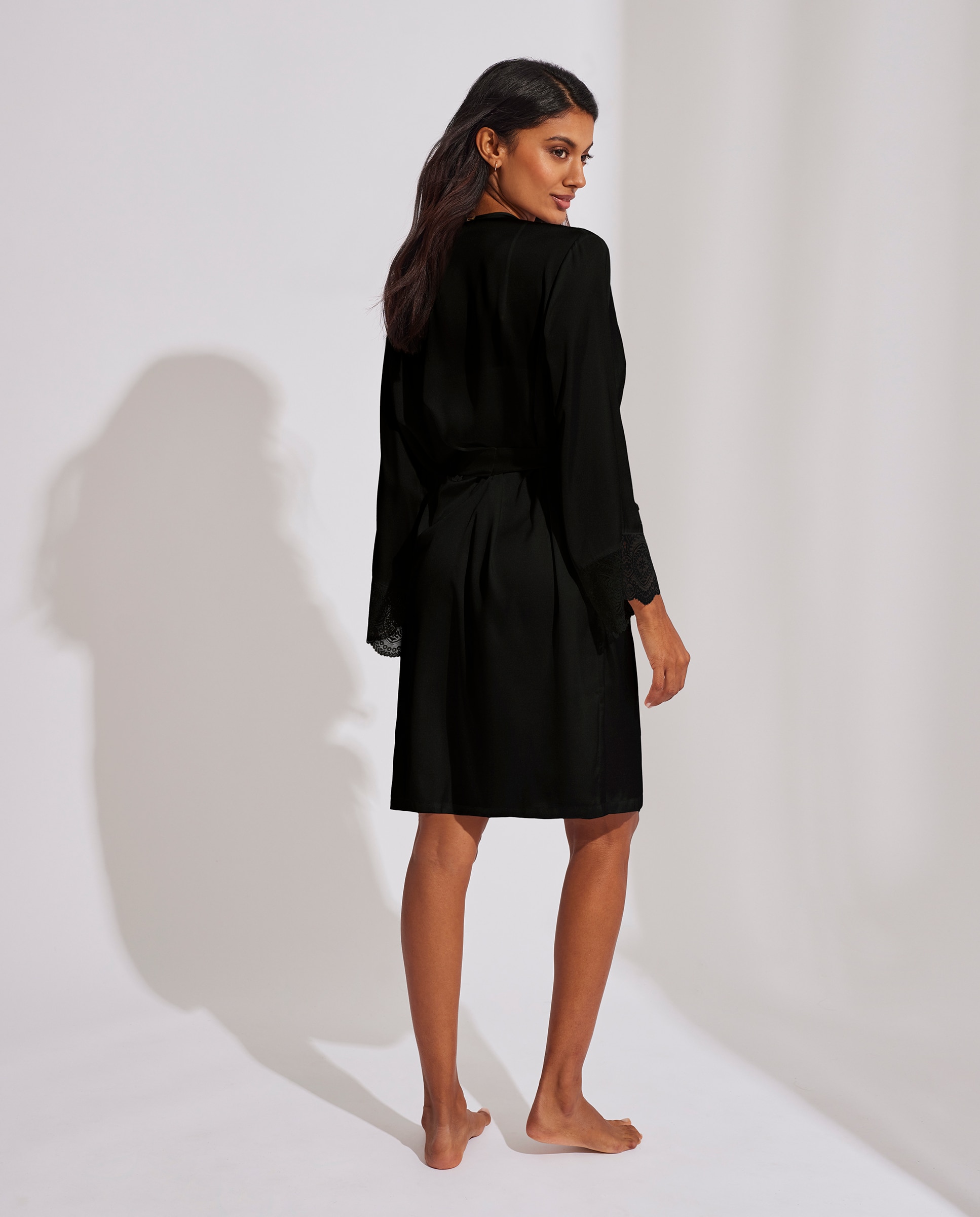 Bata de Lingerie com Renda na Manga Preto-2