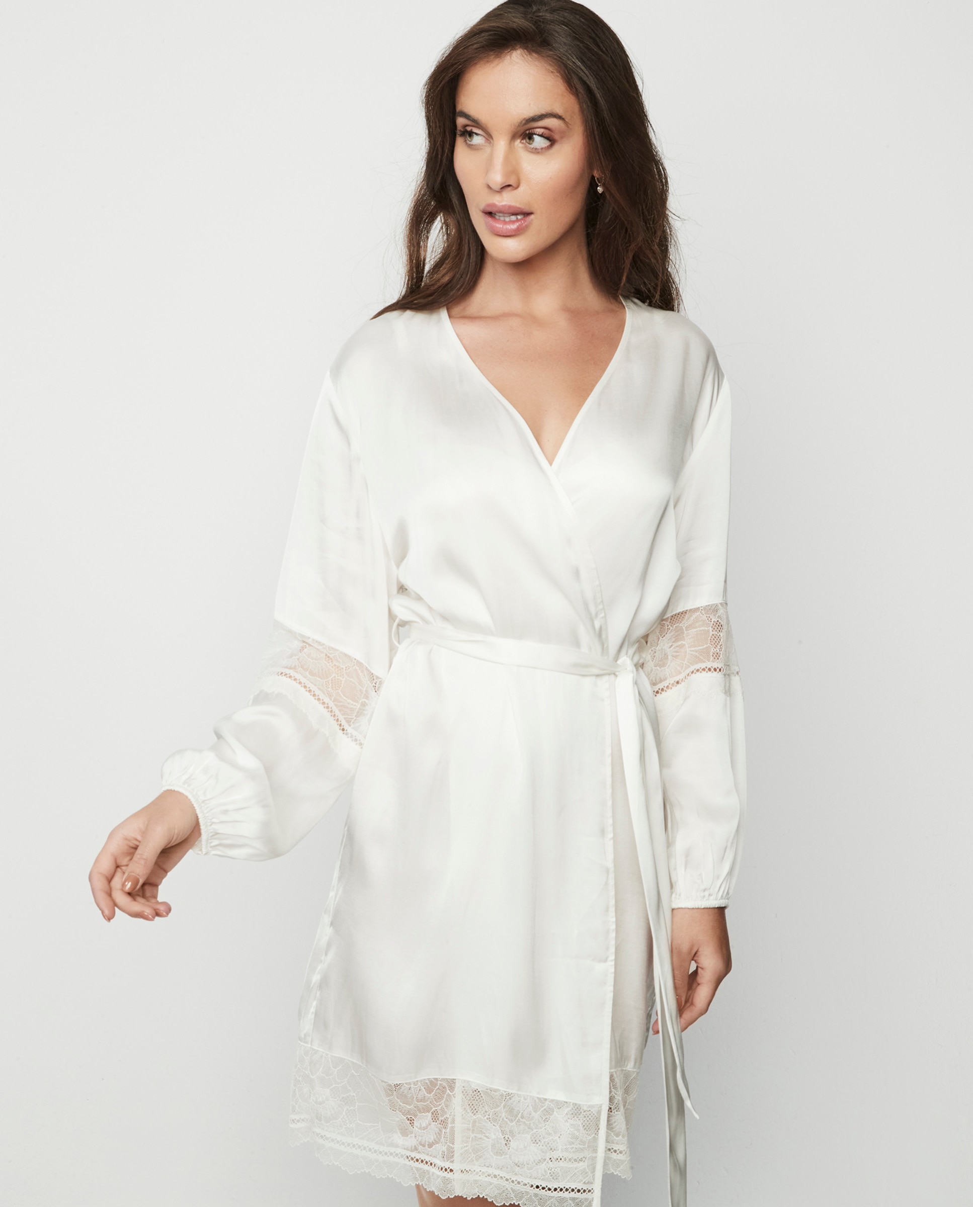 Bata Interior Curta com Laço Cru-1