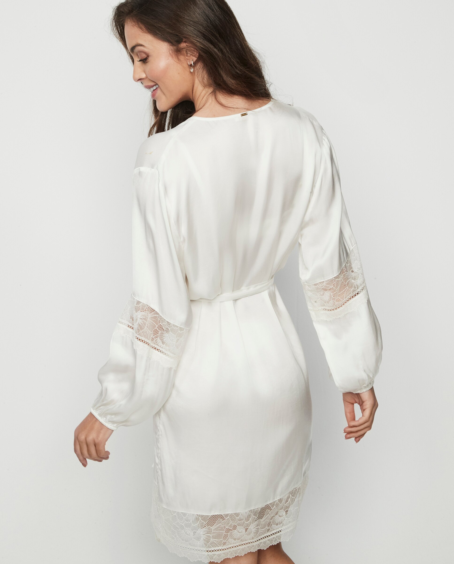 Bata Interior Curta com Laço Cru-2