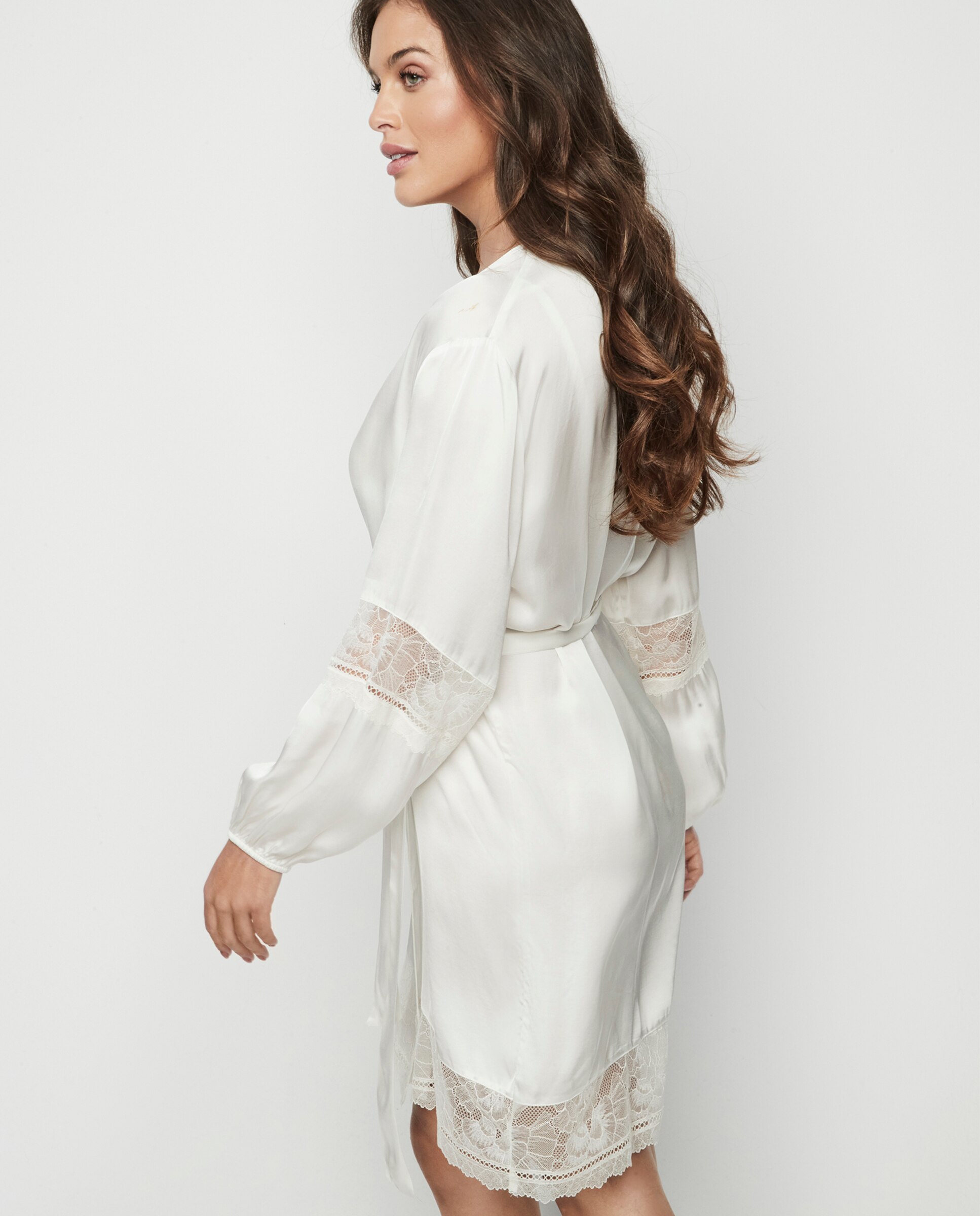 Bata Interior Curta com Laço Cru-4