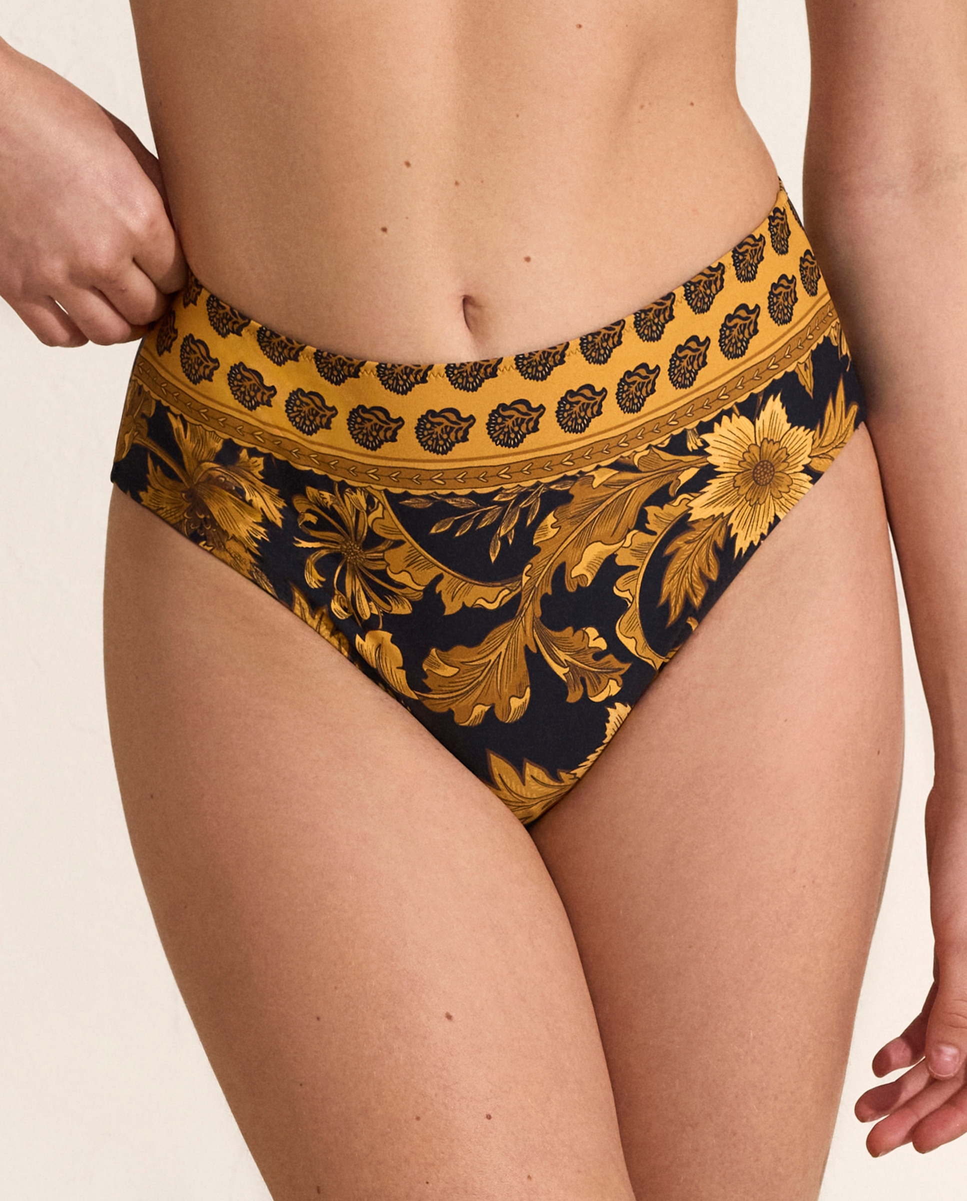 Cueca de Biquíni Alta Clássica Preto-1