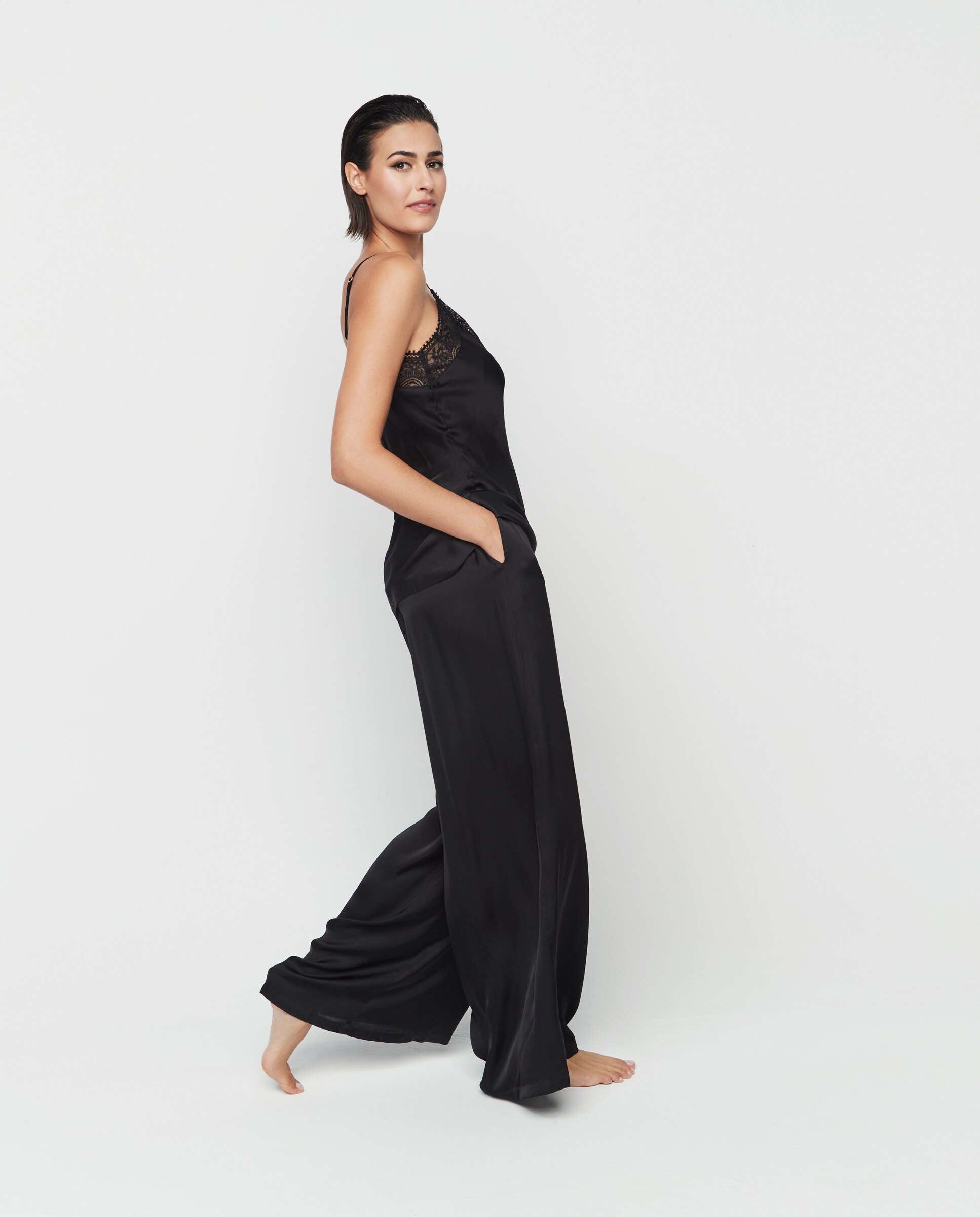 Pijama de Renda com Bolsos Preto-3