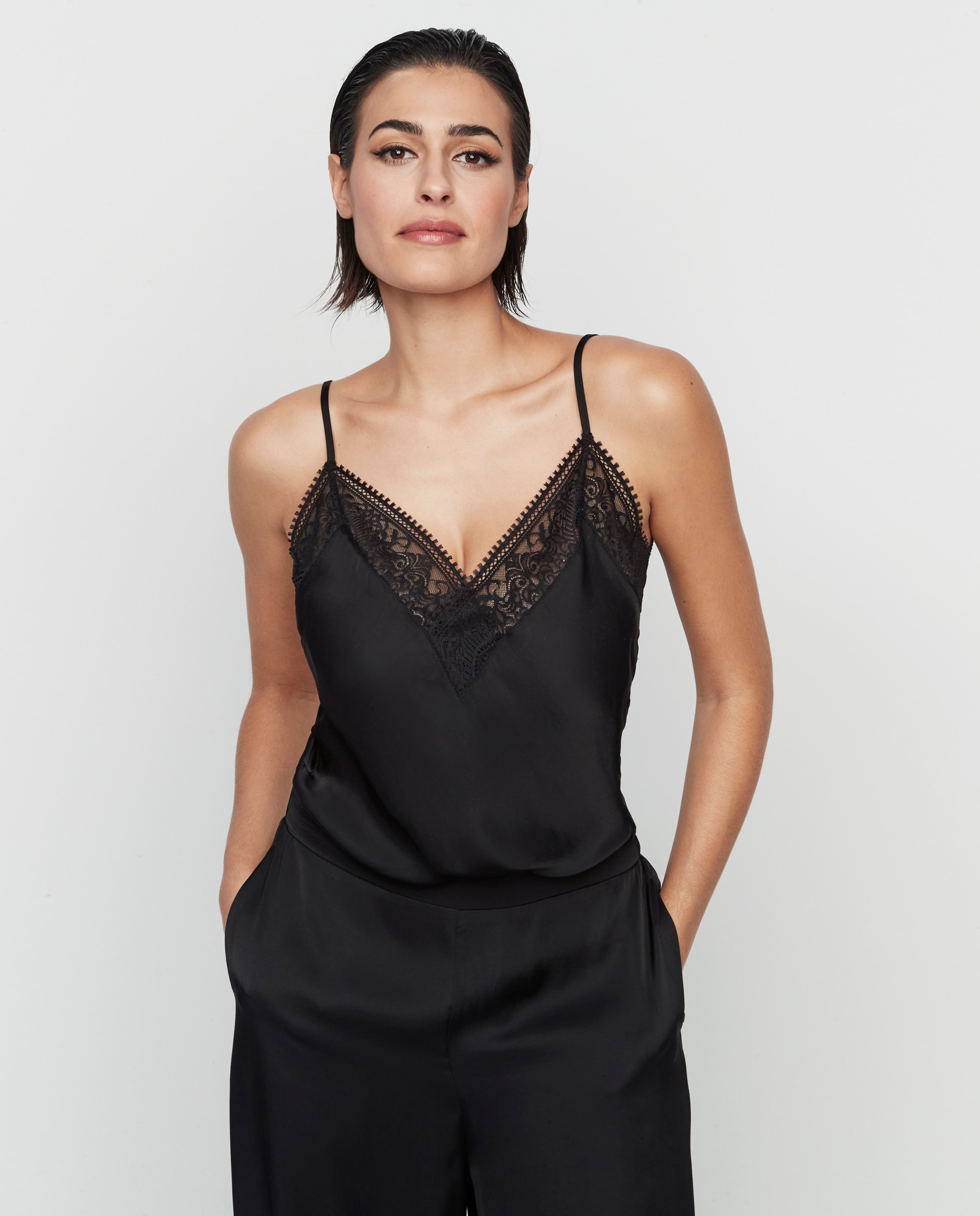 Pijama de Renda com Bolsos Preto-4