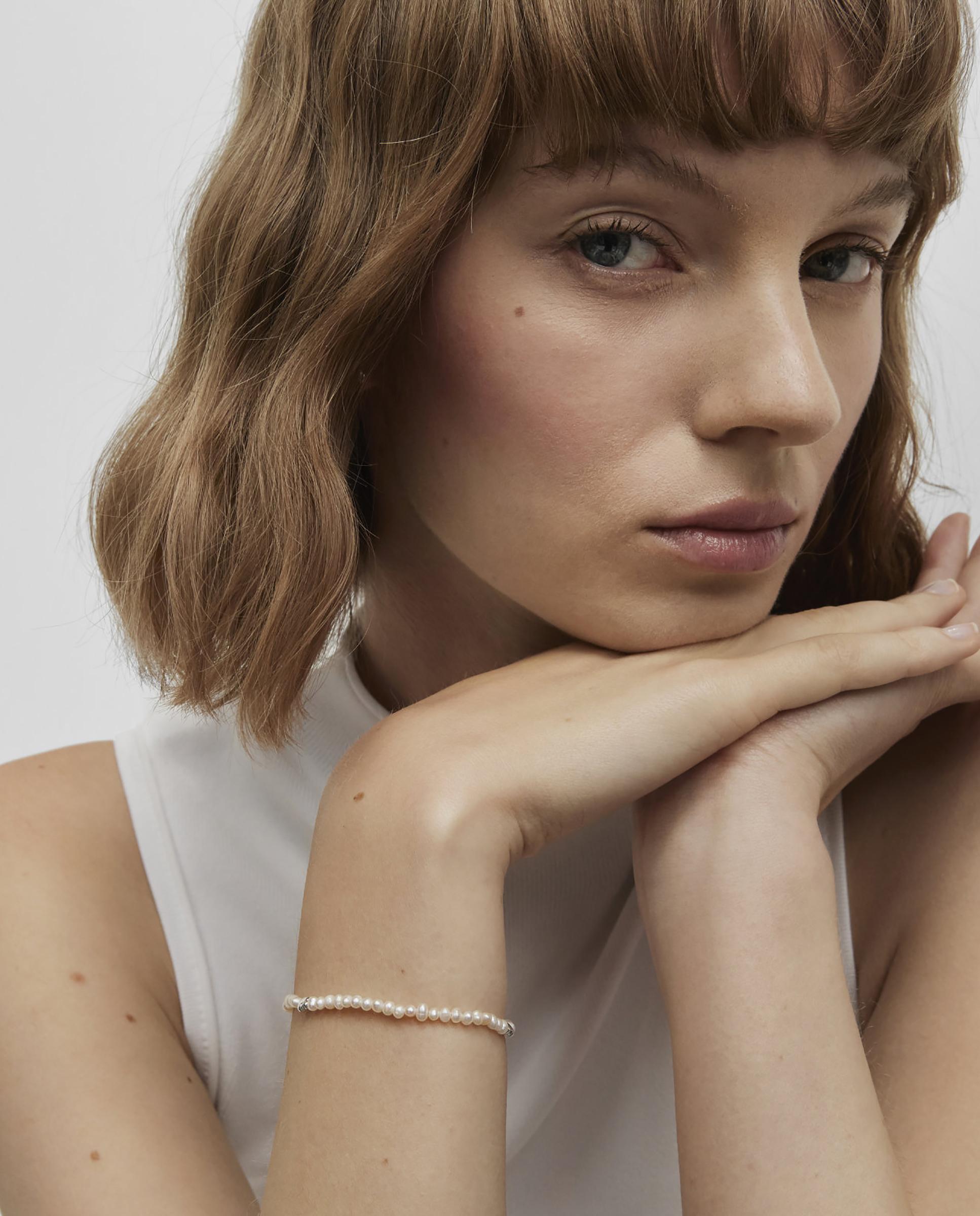 Pulseira Bold Motif Elástica com Pérolas e Flor de Prata Branco-5