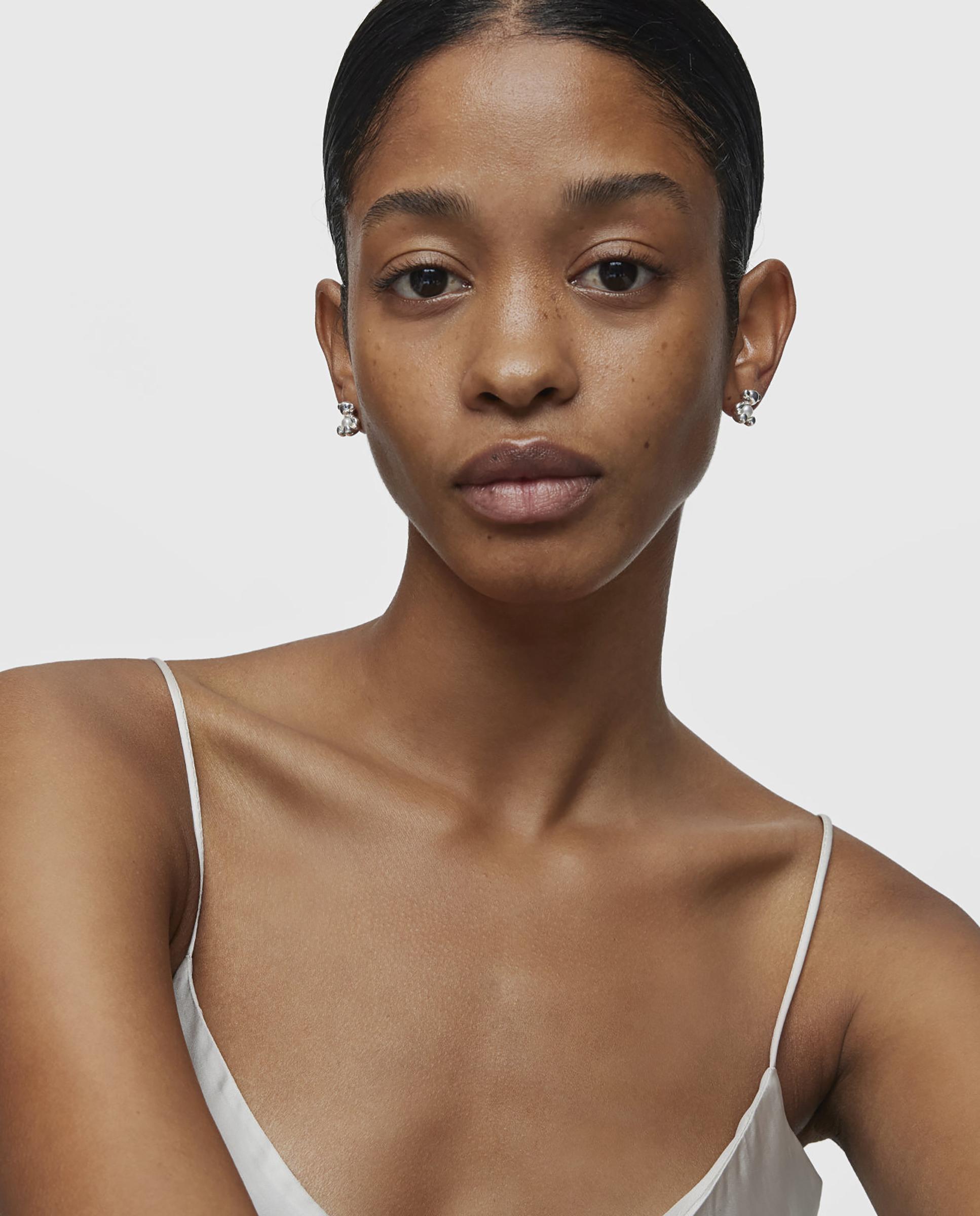 Brincos Bold Bear de Urso Pequenos de Prata com Madrepérola Prata-2