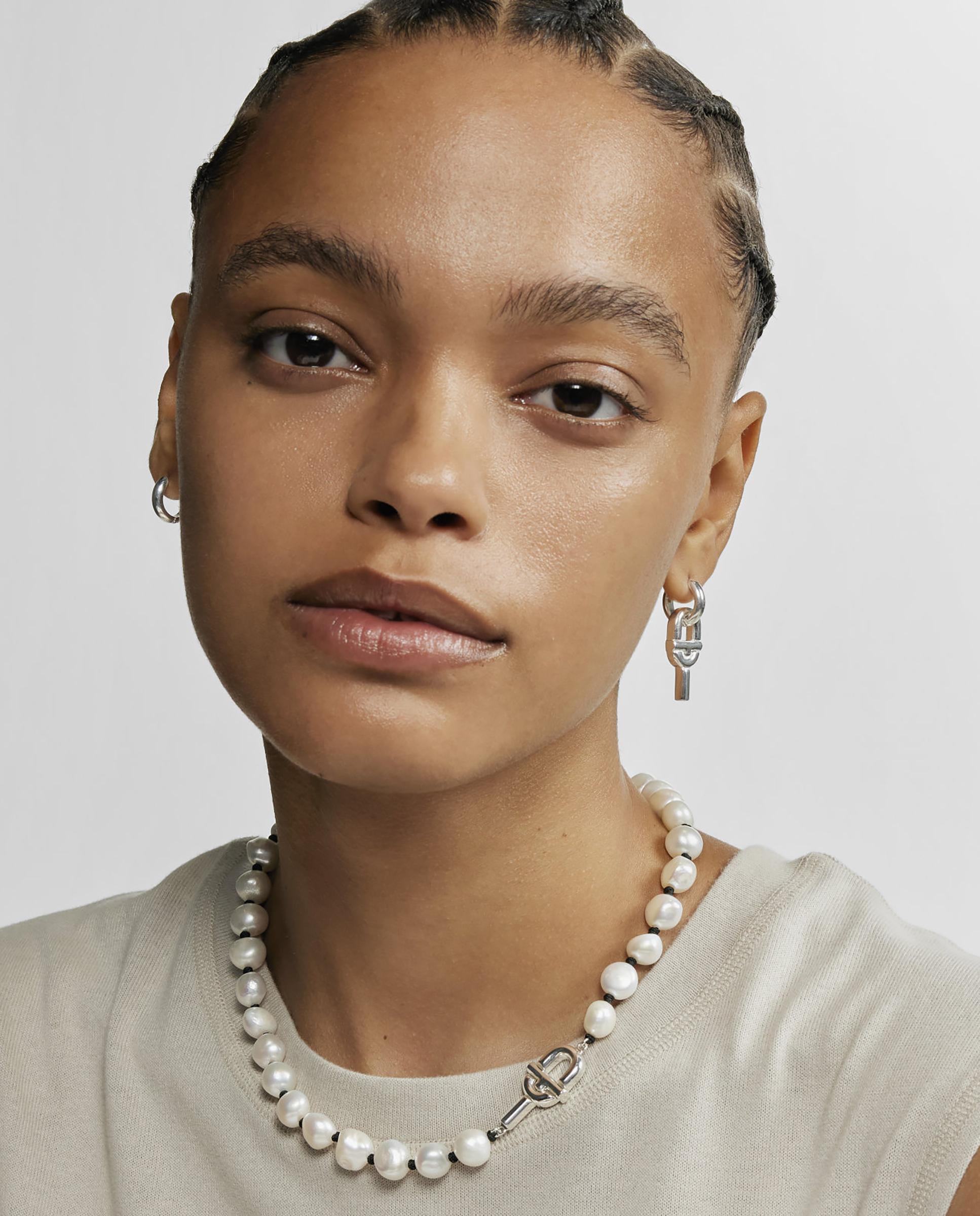 Colar Manifesto de Nylon em Preto com Pérolas Branco-5