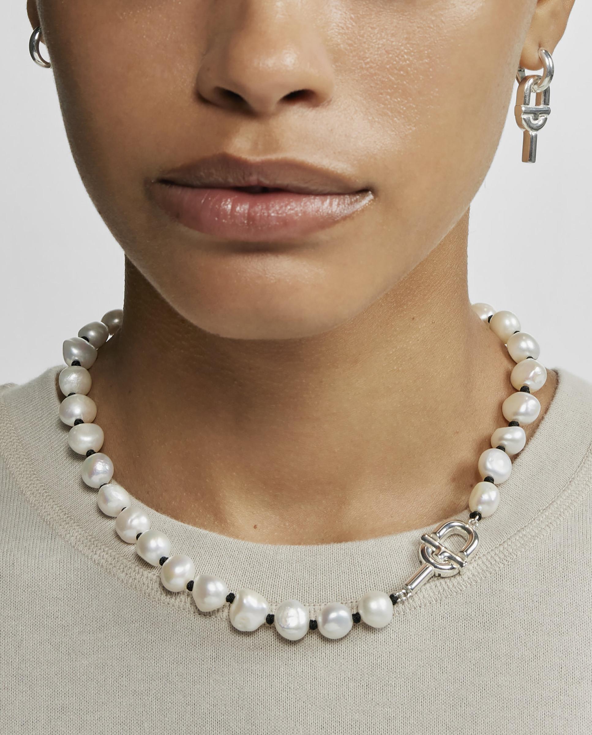 Colar Manifesto de Nylon em Preto com Pérolas Branco-6