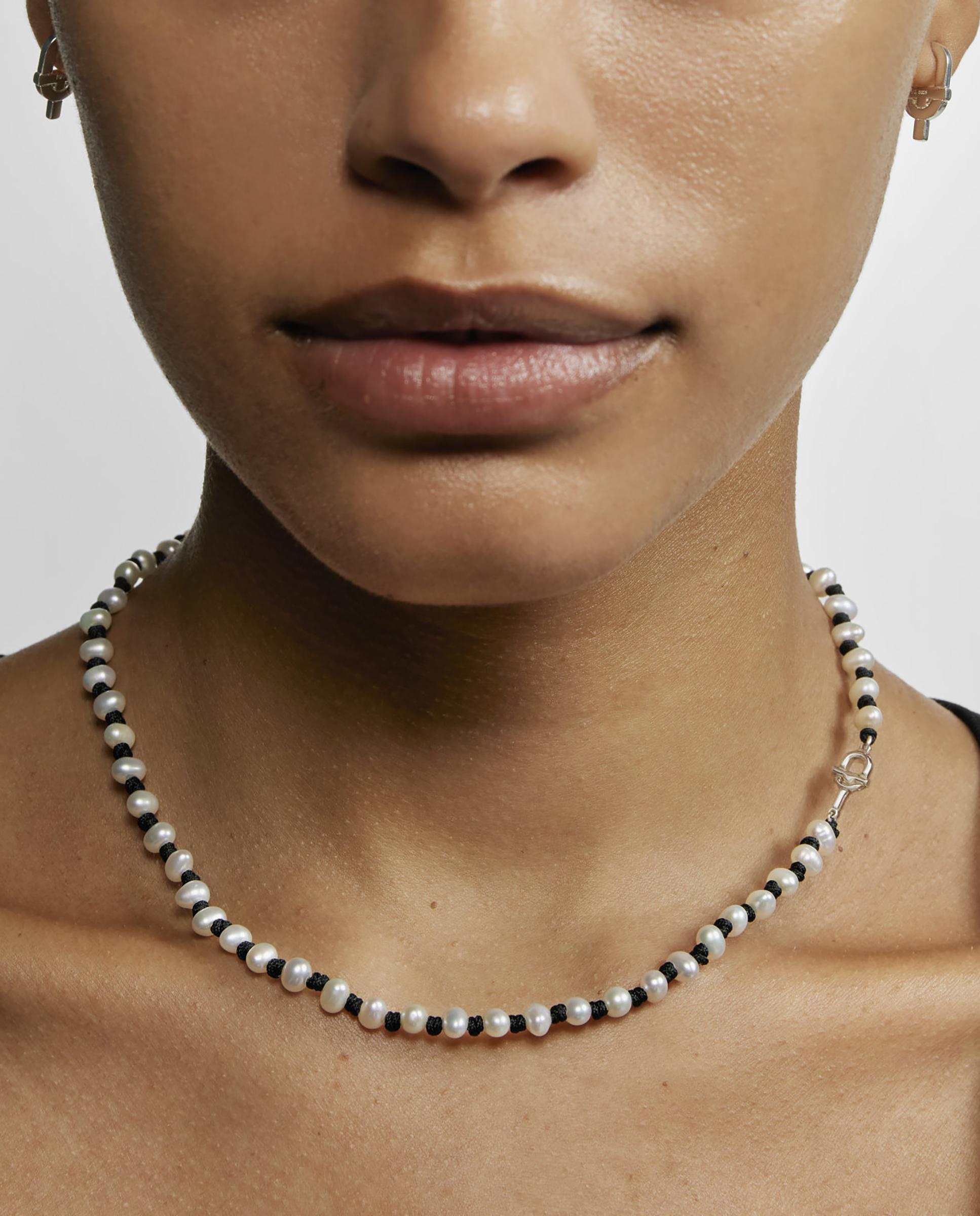 Colar Manifesto de Nylon em Preto com Pérolas Branco-5