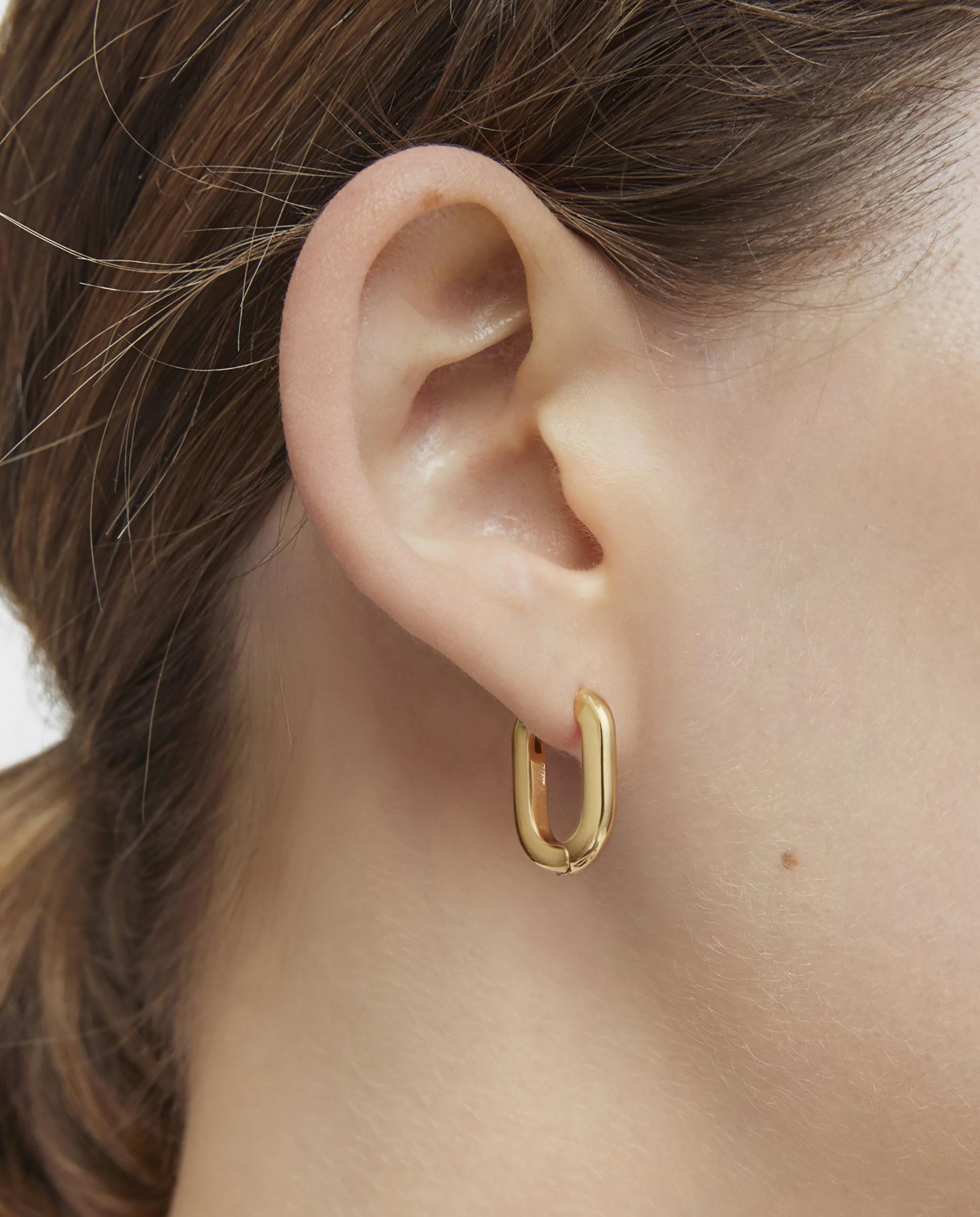 Brincos de Argola Básica Curta Banhada a Ouro 18 Kt Sobre Prata Dourado-3