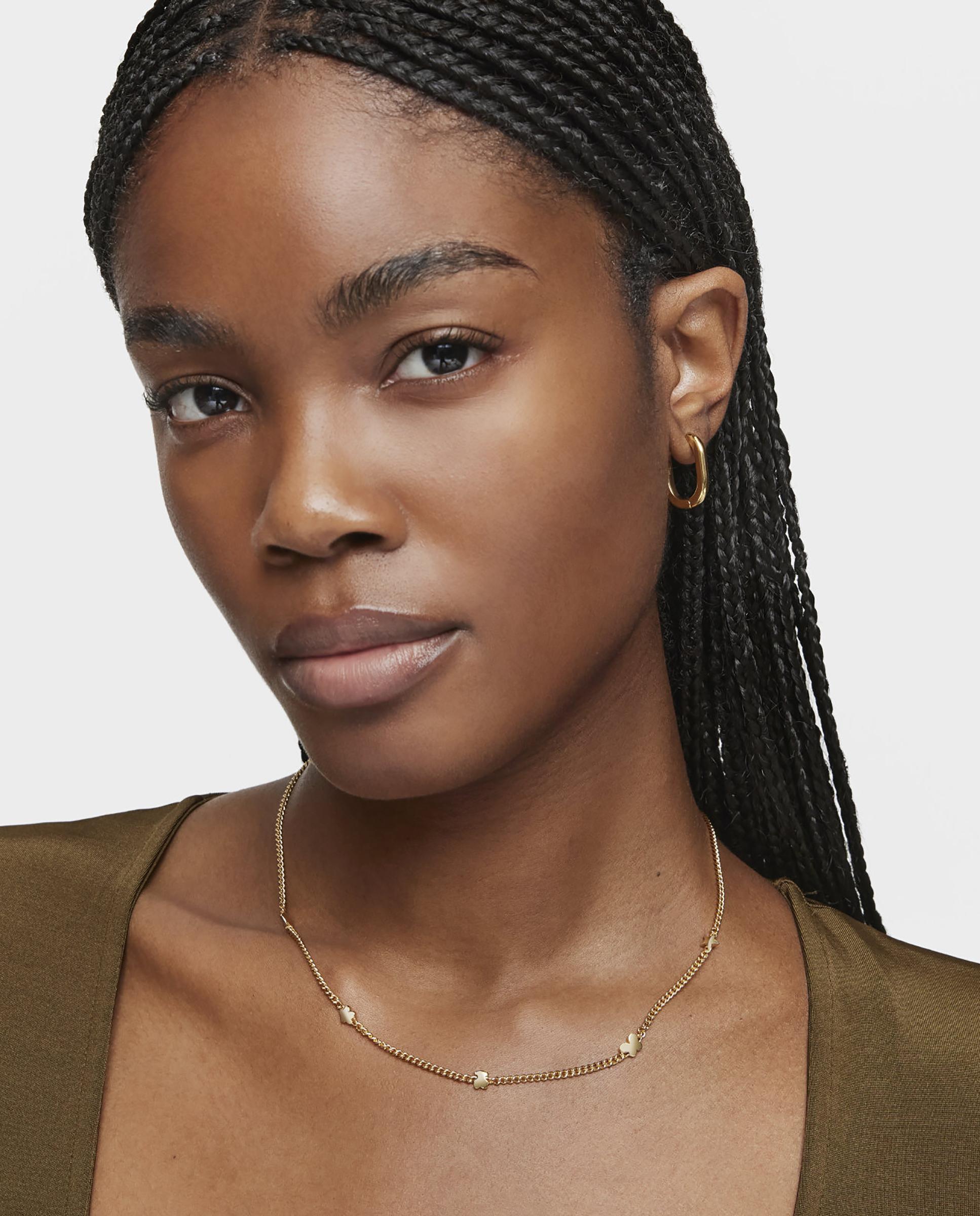 Colar Bold Motif Curto Banhado em Ouro 18 Kt Sobre Prata Motivos Dourado-4