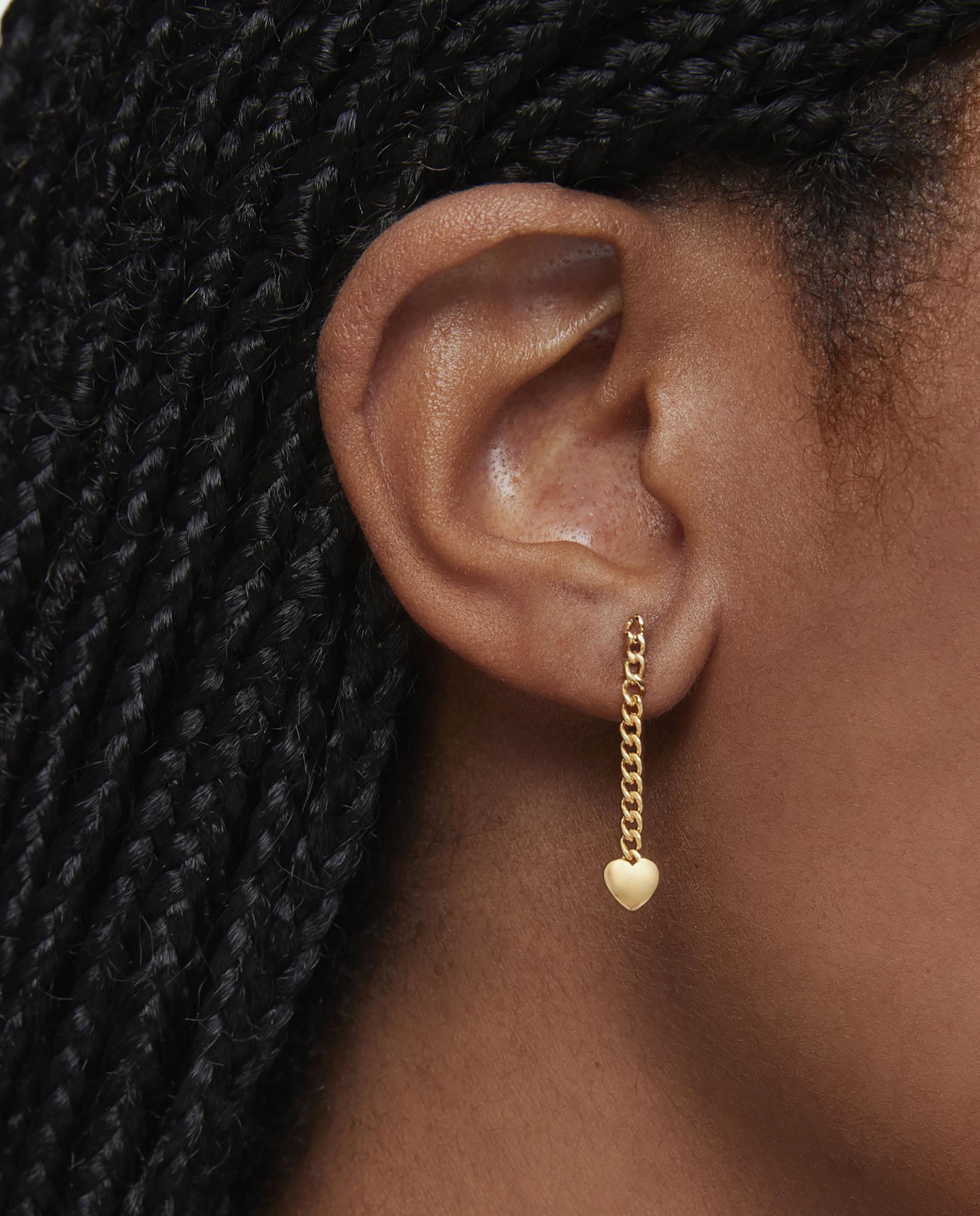 Brincos Bold Motif Compridos de Coração Banhados em Ouro 18 Kt Sobre Prata Dourado-5