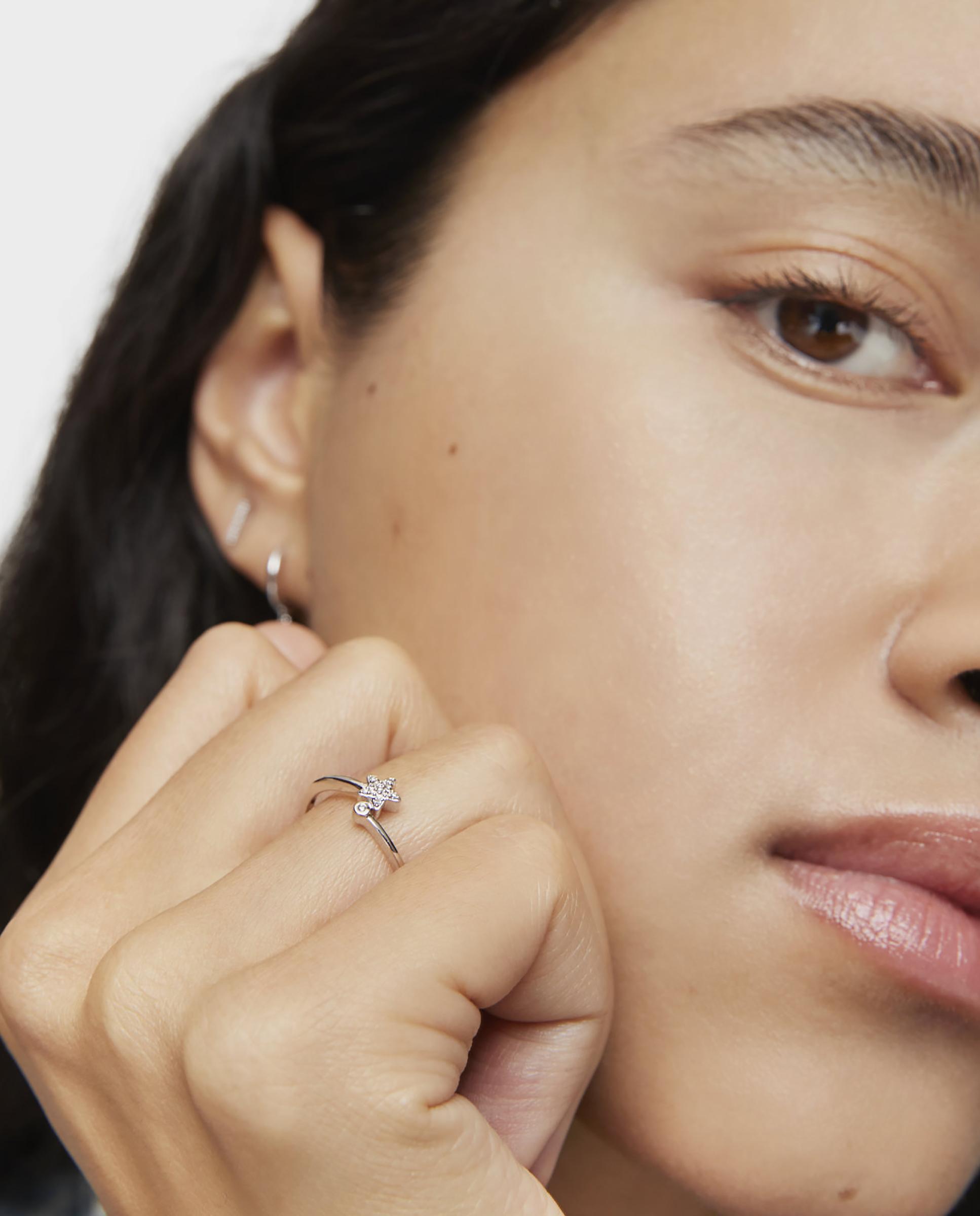 Anel Grain pequeno estrela em ouro branco com diamantes Branco-6