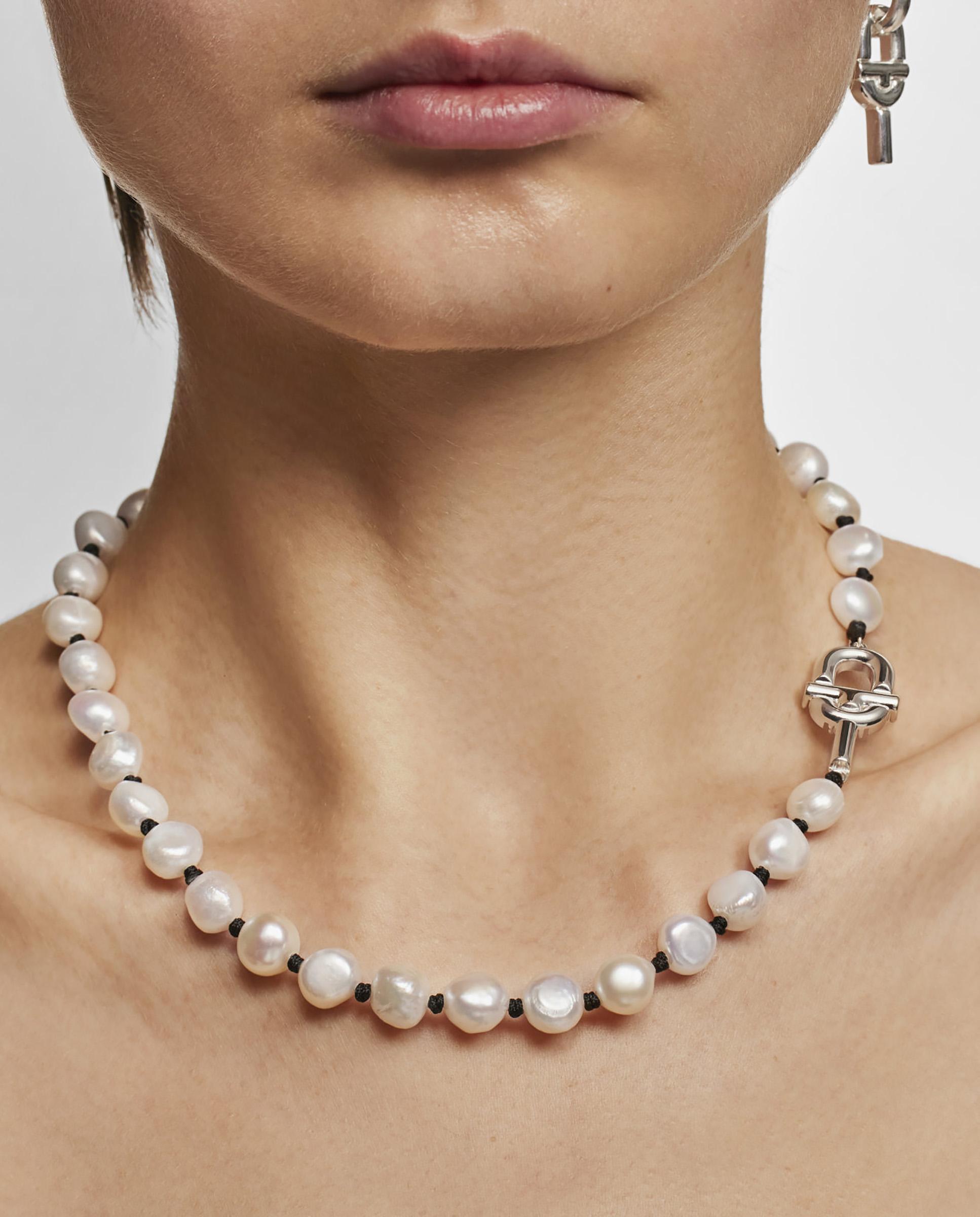 Colar Manifesto de Nylon em Preto com Pérolas Branco-6