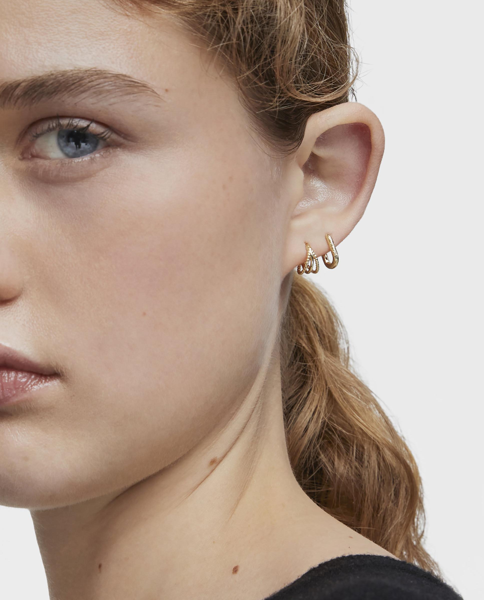 Brincos de Argola Basics de Ouro com Tripla Argola com Relevo Dourado-6