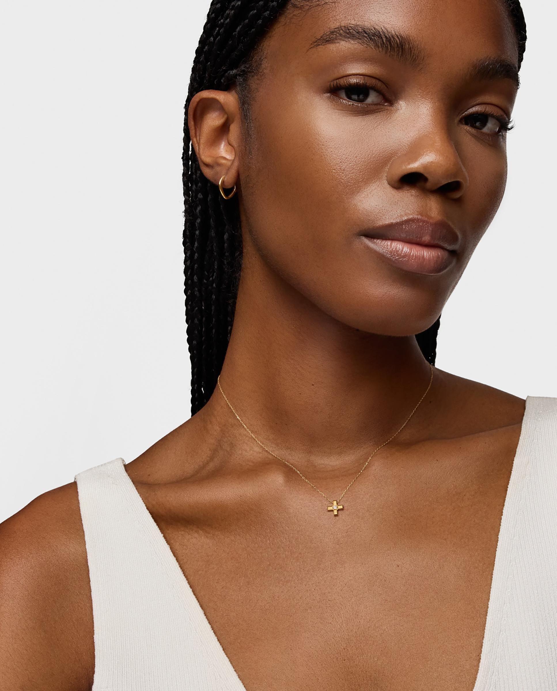 Colar Basics Curto Cruz de Ouro e Diamantes Branco-3