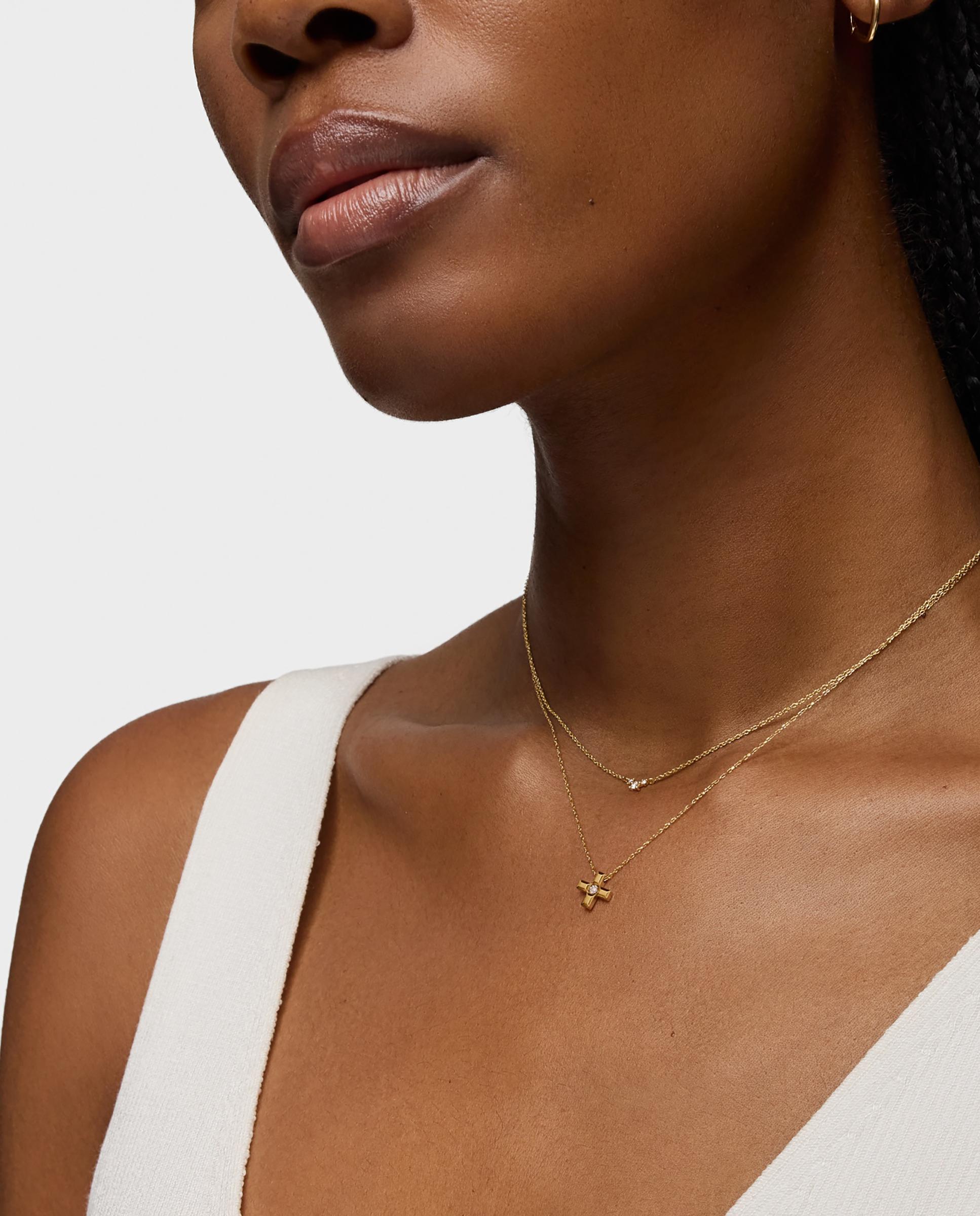 Colar Basics Curto Cruz de Ouro e Diamantes Branco-4