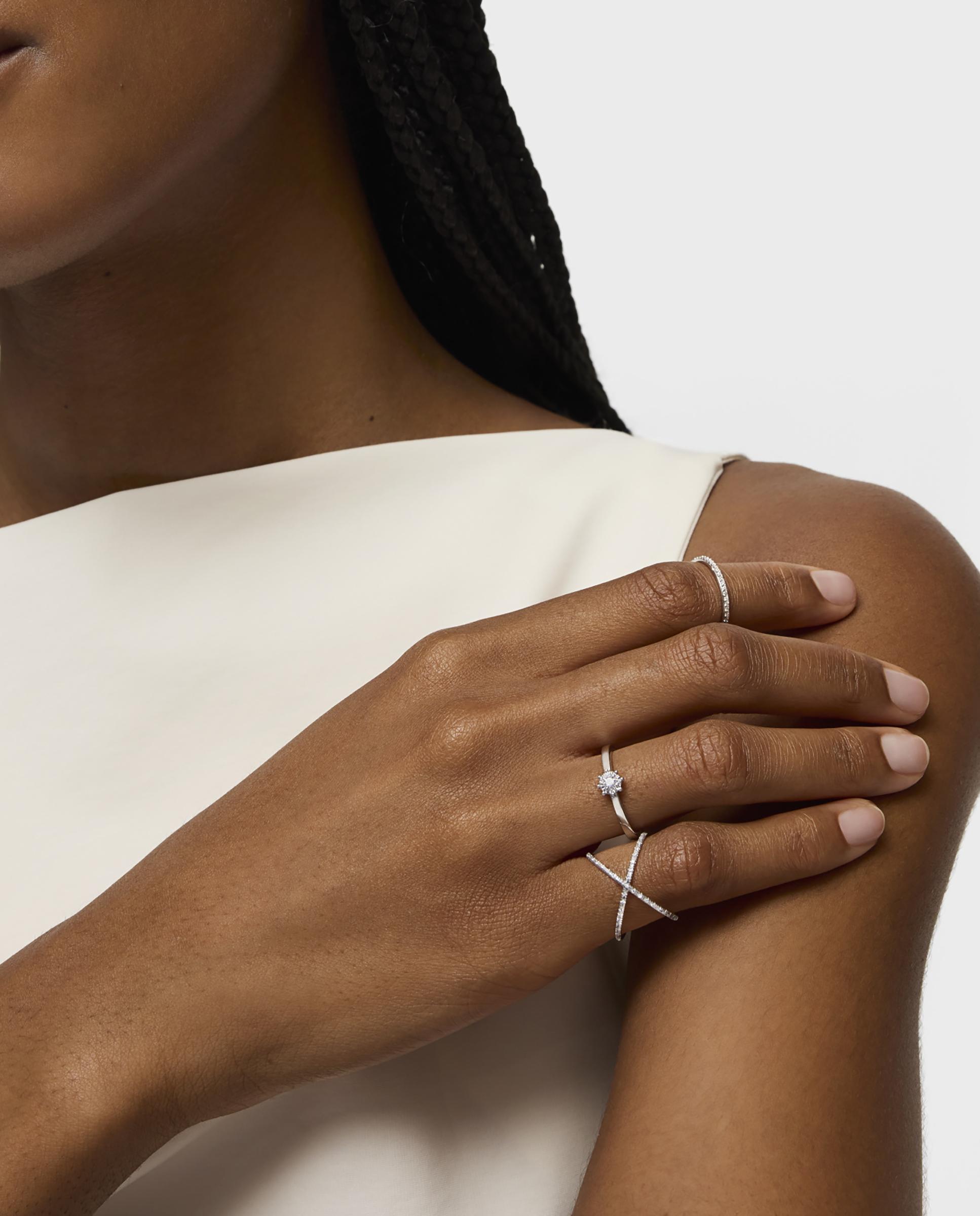 Anel Les Classiques Rosetão Pequeno de Ouro Branco e Diamantes Branco-4