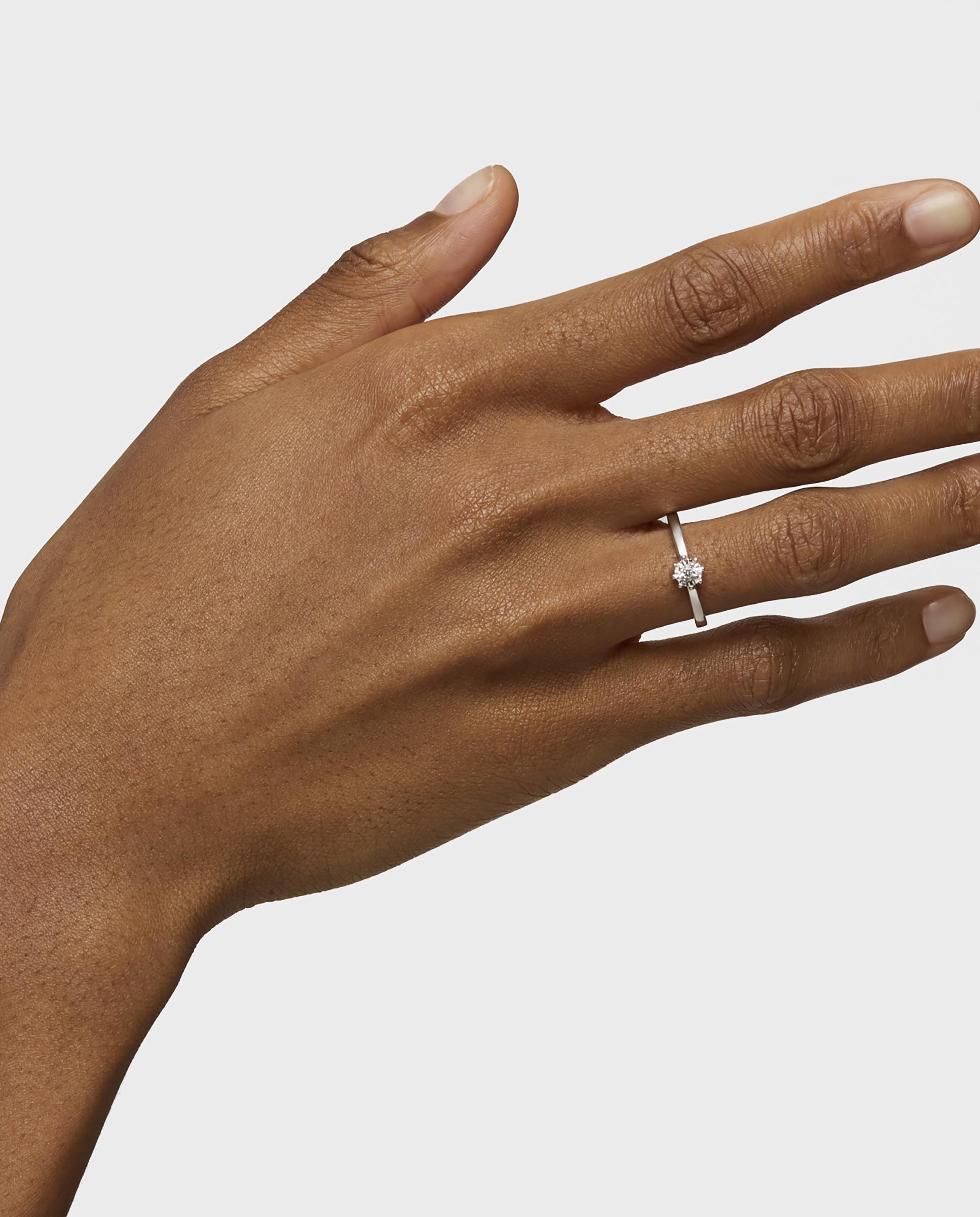 Anel Les Classiques Rosetão Pequeno de Ouro Branco e Diamantes Branco-5