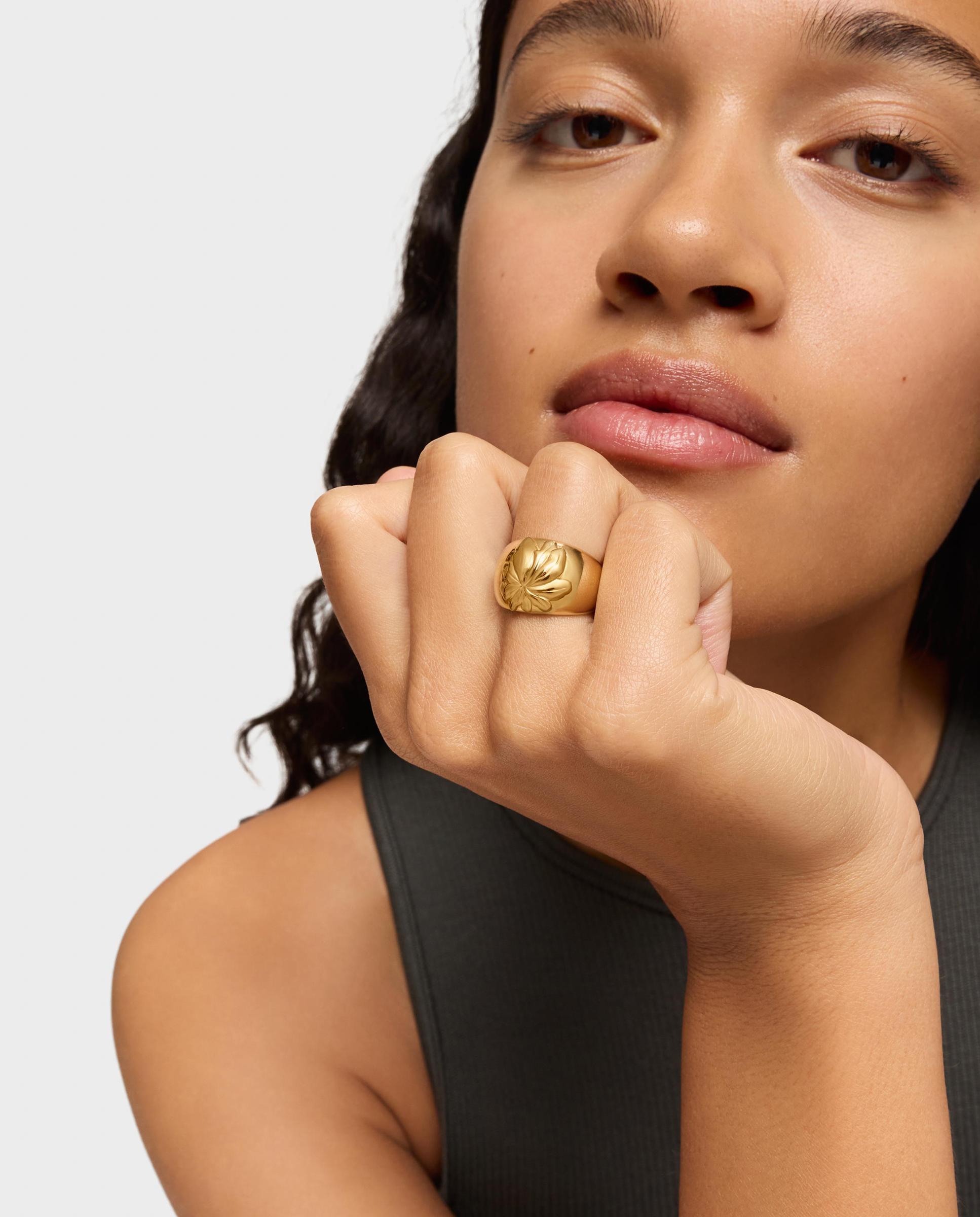 Anel Selo Yagrumo com Banho de Ouro 18 Kt Sobre Prata e Flor Dourado-4