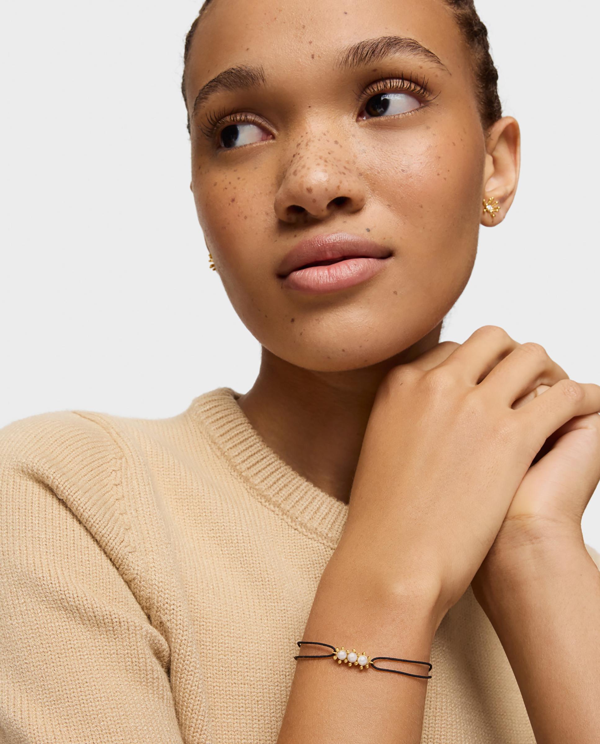 Pulseira de Cordão Daisy de Ouro com Pérolas e Nylon em Preto Branco-4