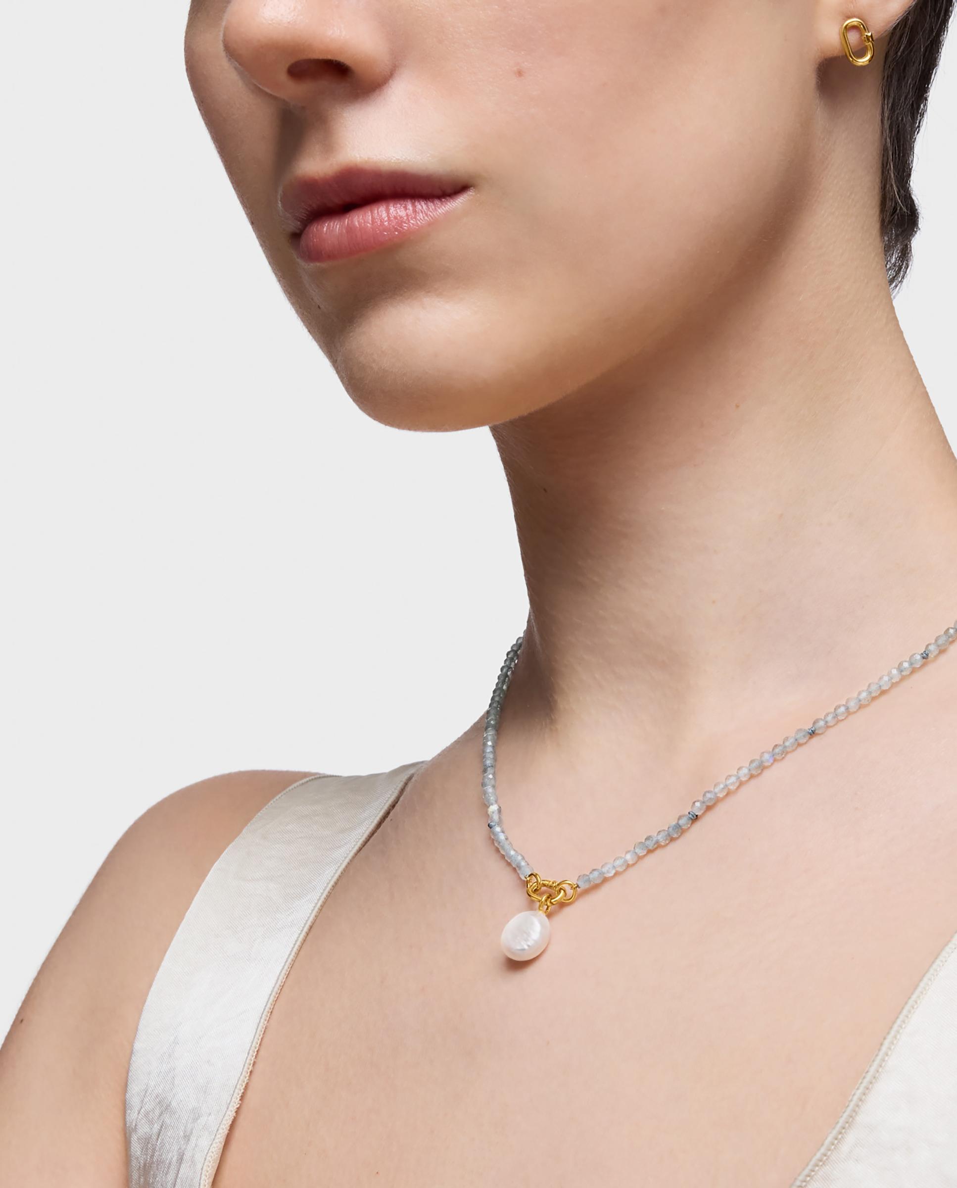 Colar Hold Oval Curto de Ouro e Labradorite Branco-5