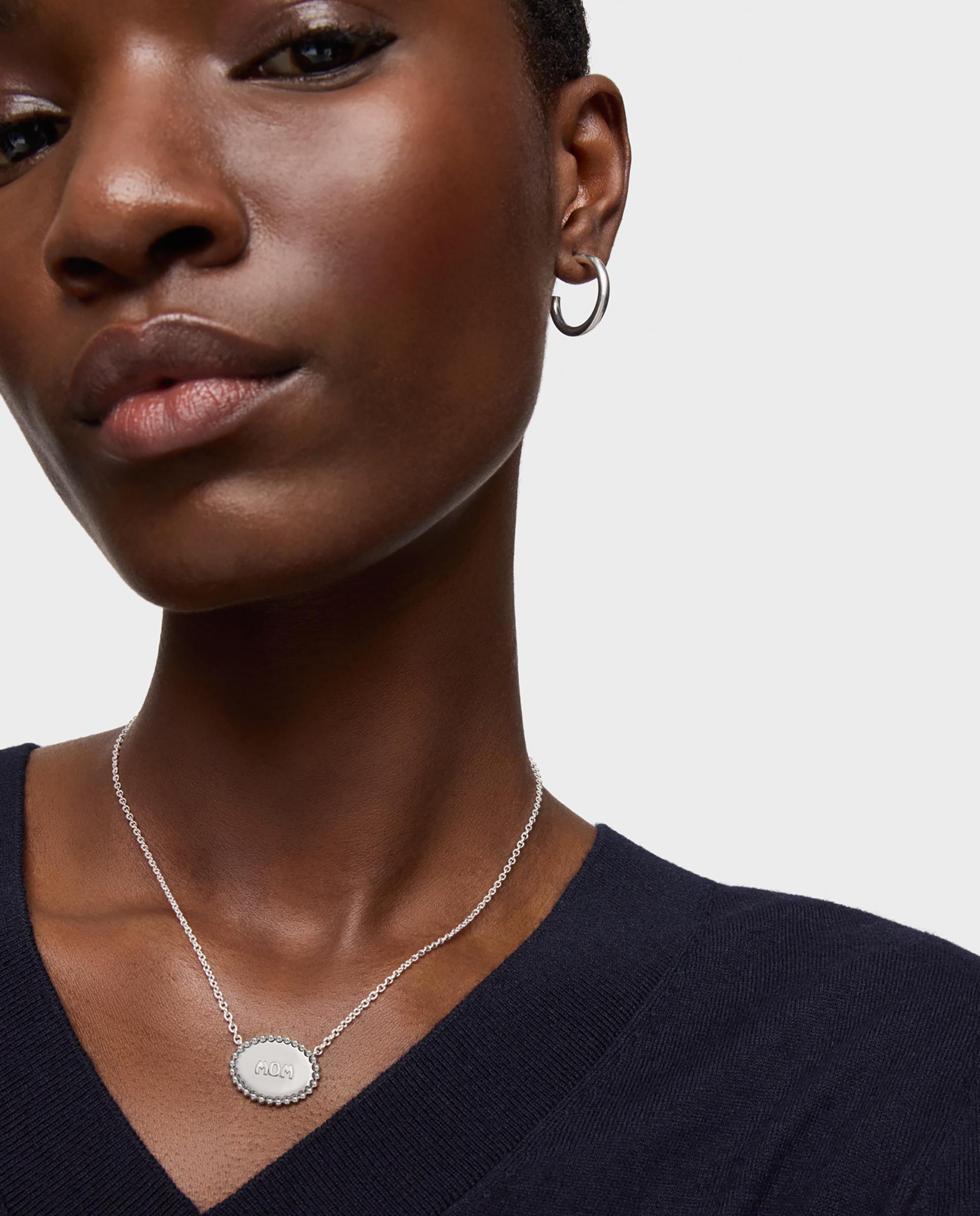 Colar Mom Curto de Prata com Placa Prateado-3