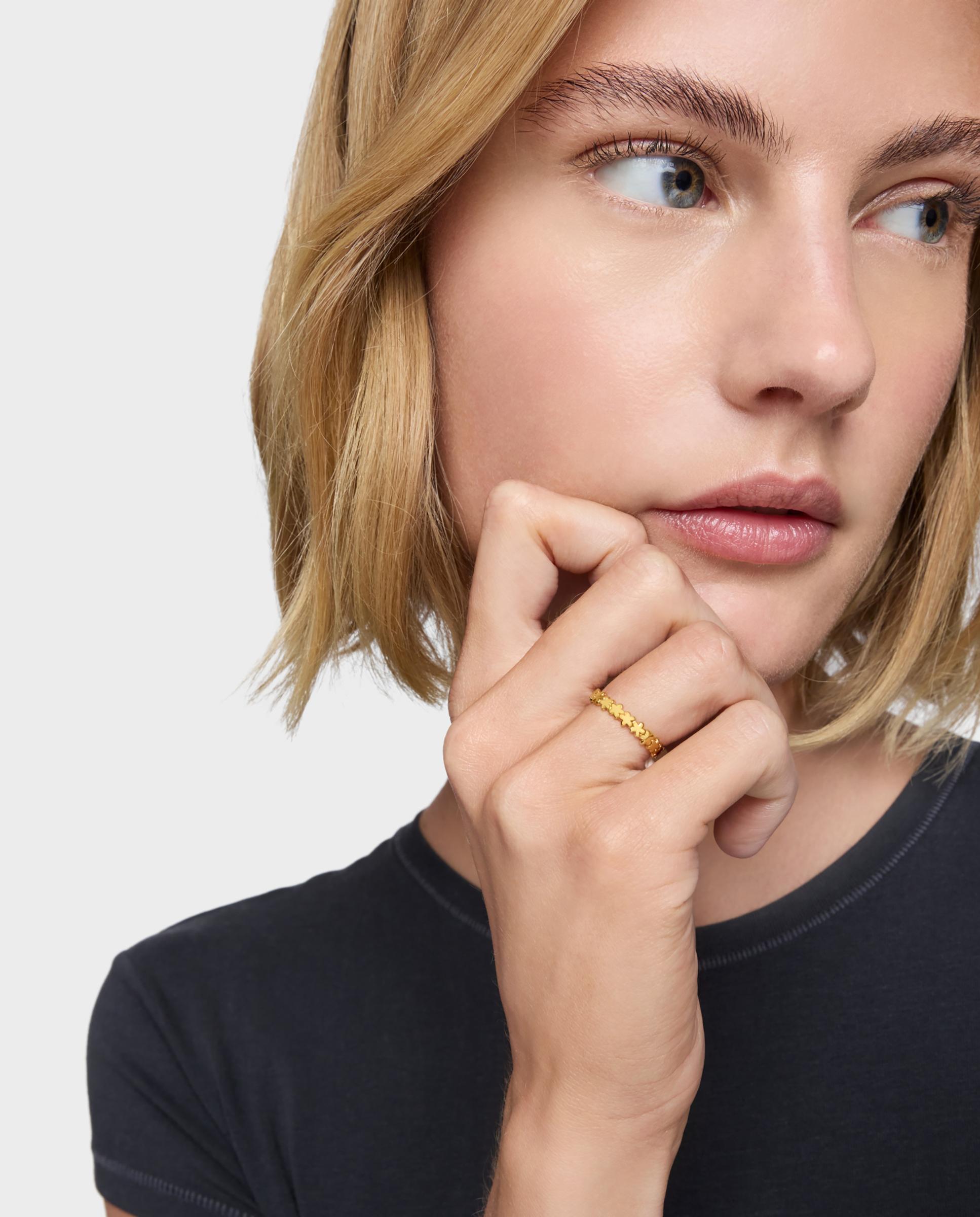 Anel com Motivos de Flores Banhado a Ouro 18 Kt Sobre Prata Dourado-4