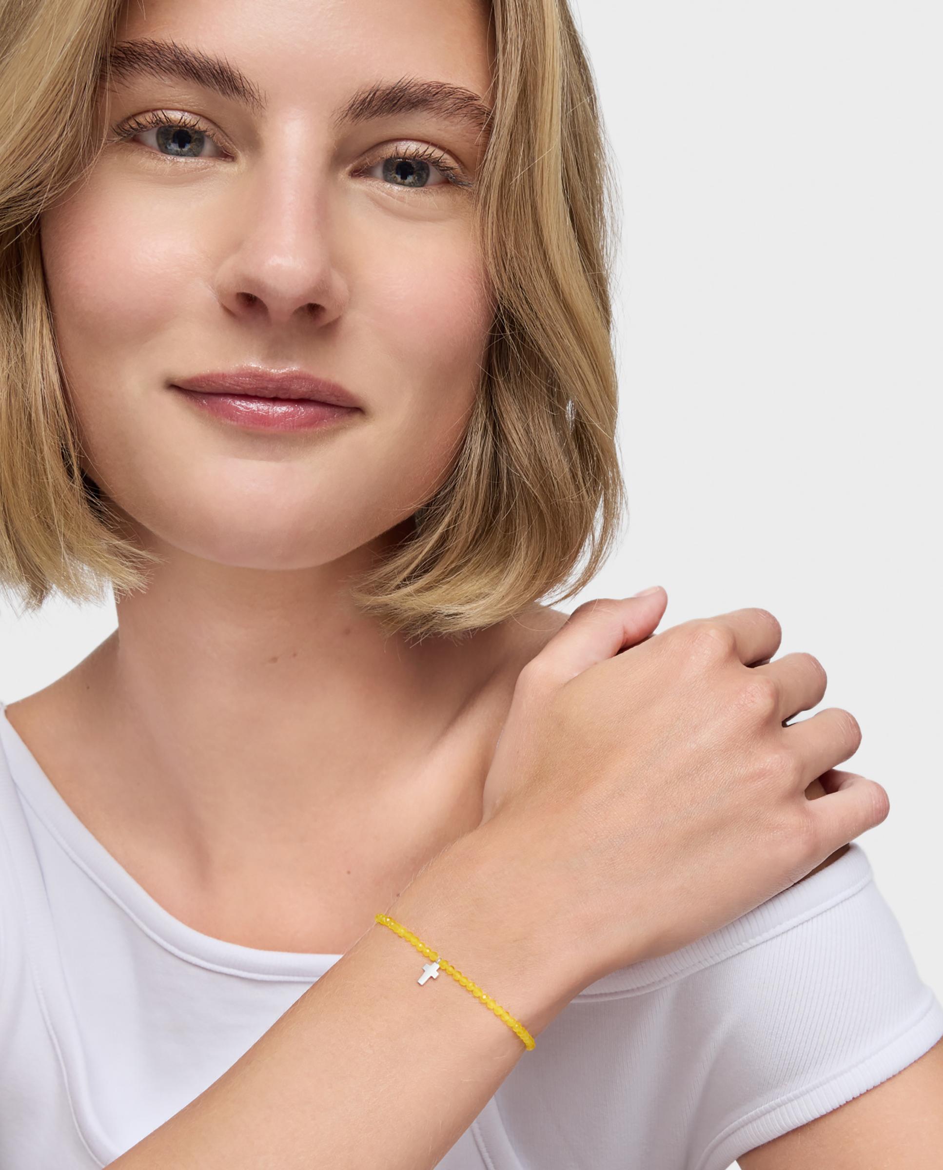 Pulseira com Charms Motivos Elástica com Cuarcita Amarela e Cruz de Prata Amarelo-4