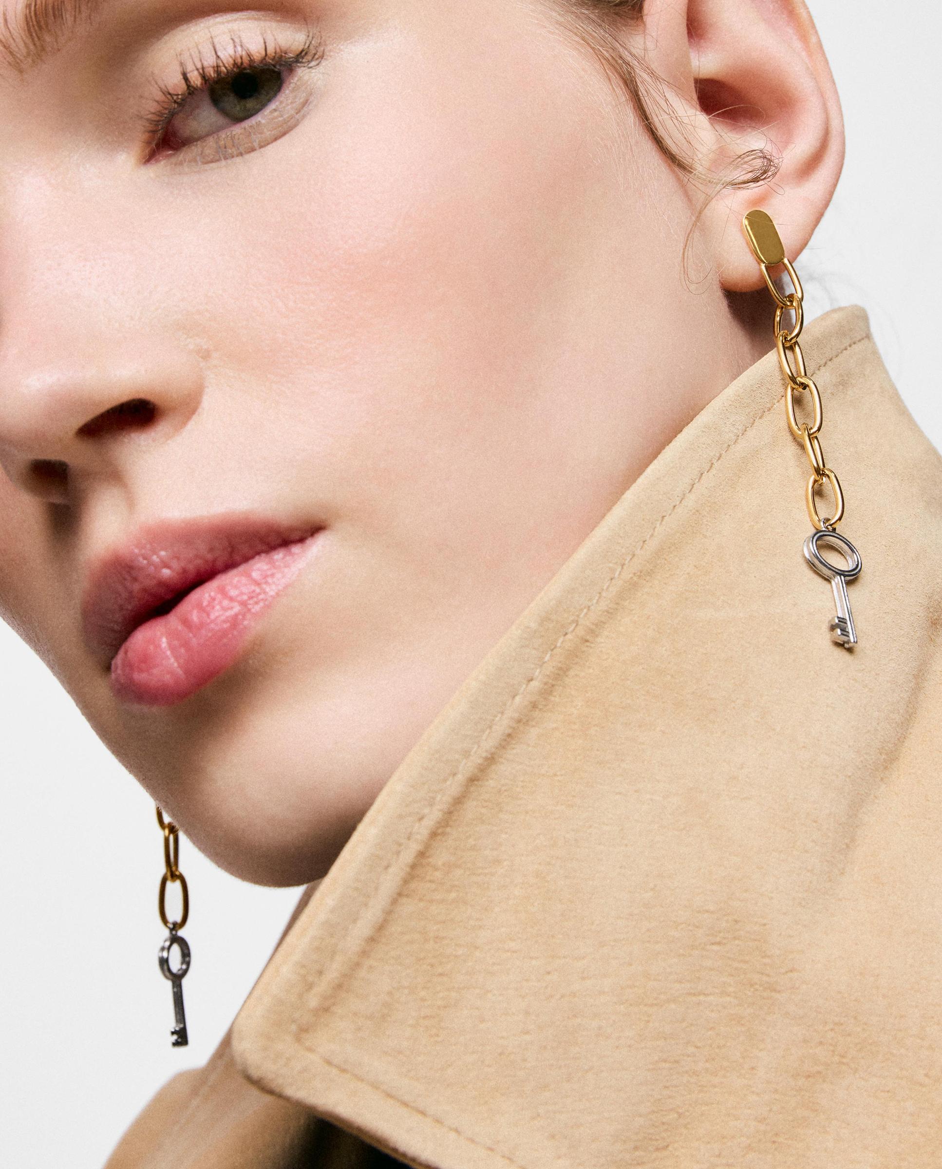 Brincos de Aço Bicolor Motivo Chave Charming Bicolor-4