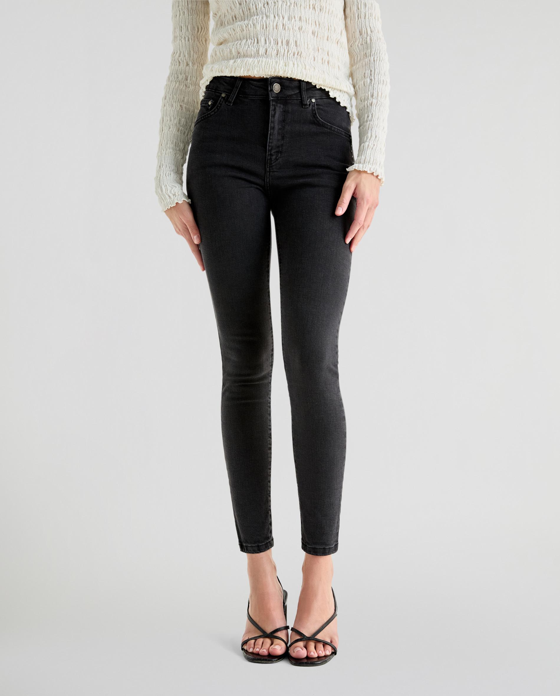 Jeans Skinny Slim com Tachas Pretos-3