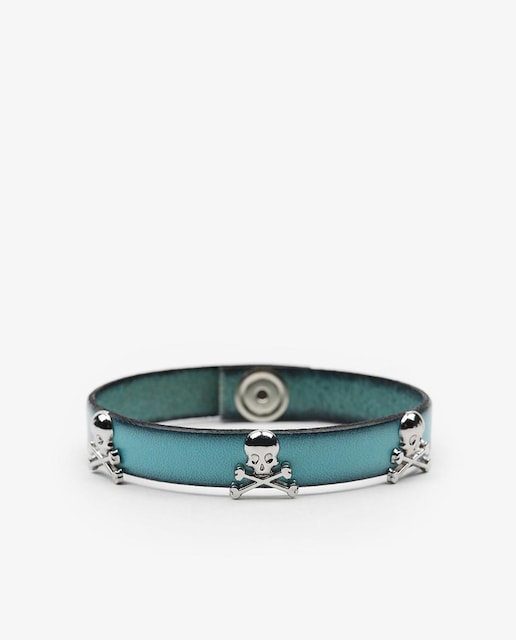 Imagem 0 de Pulseira de Pele em Azul com Caveiras Metálicas