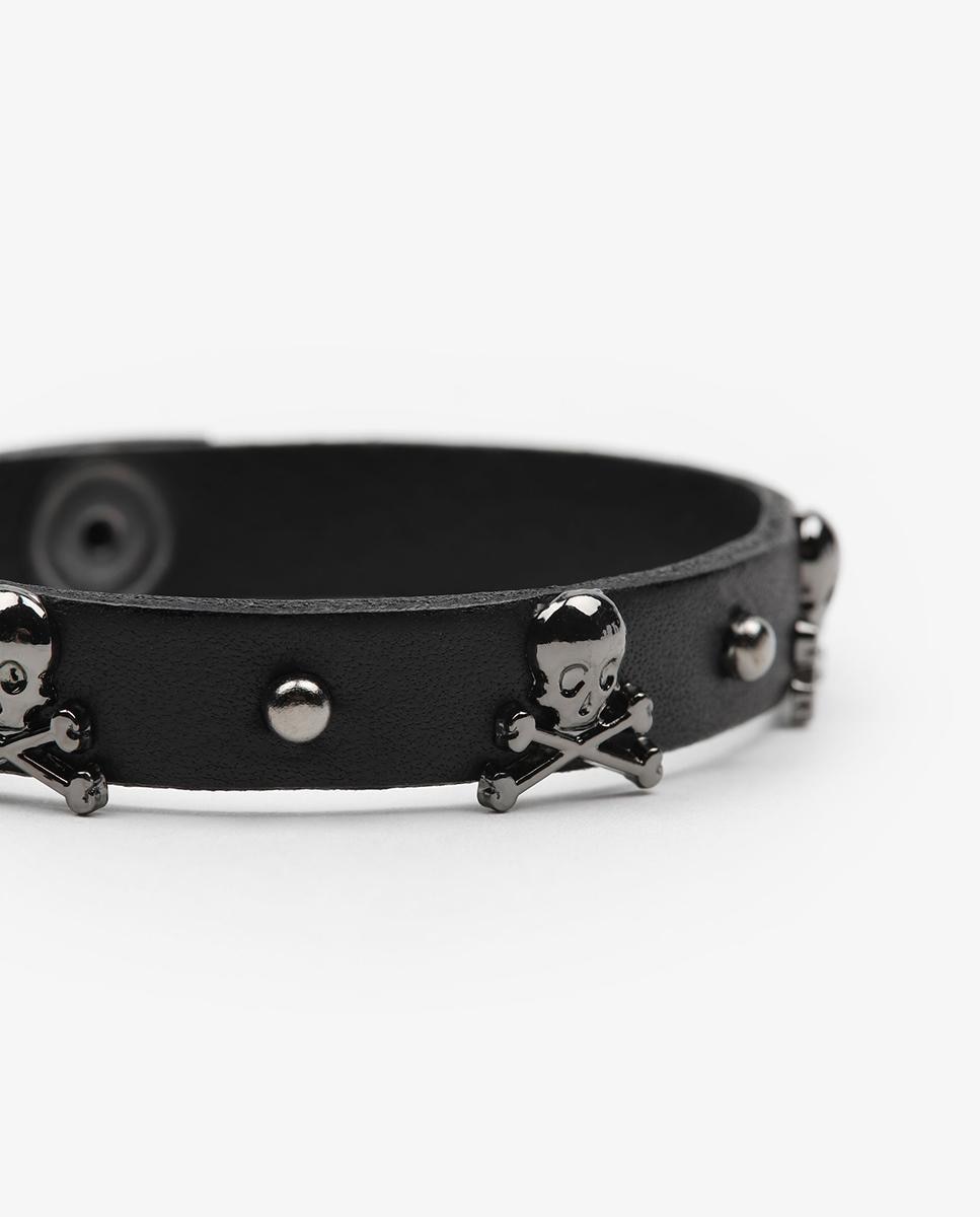 Pulseira de Pele em Preto com Caveiras Metálicas e Tachas Preto-2