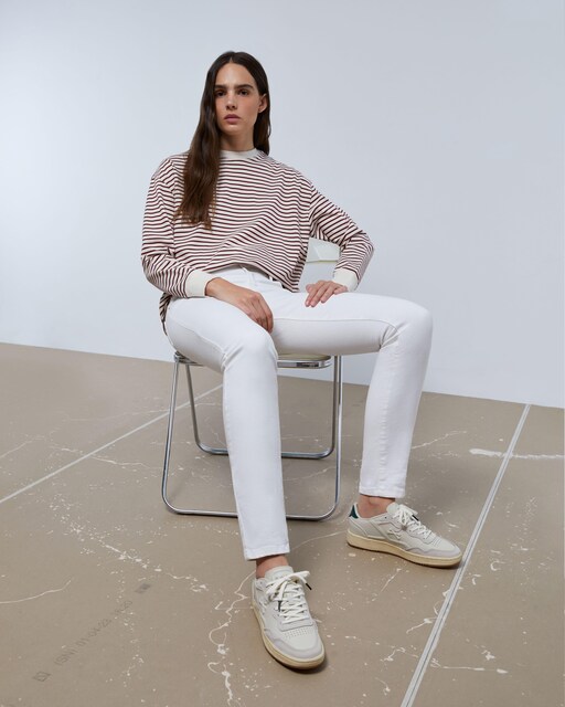 Imagem 0 de Jeans Skinny com Fecho de Botões e Presilhas na Cintura