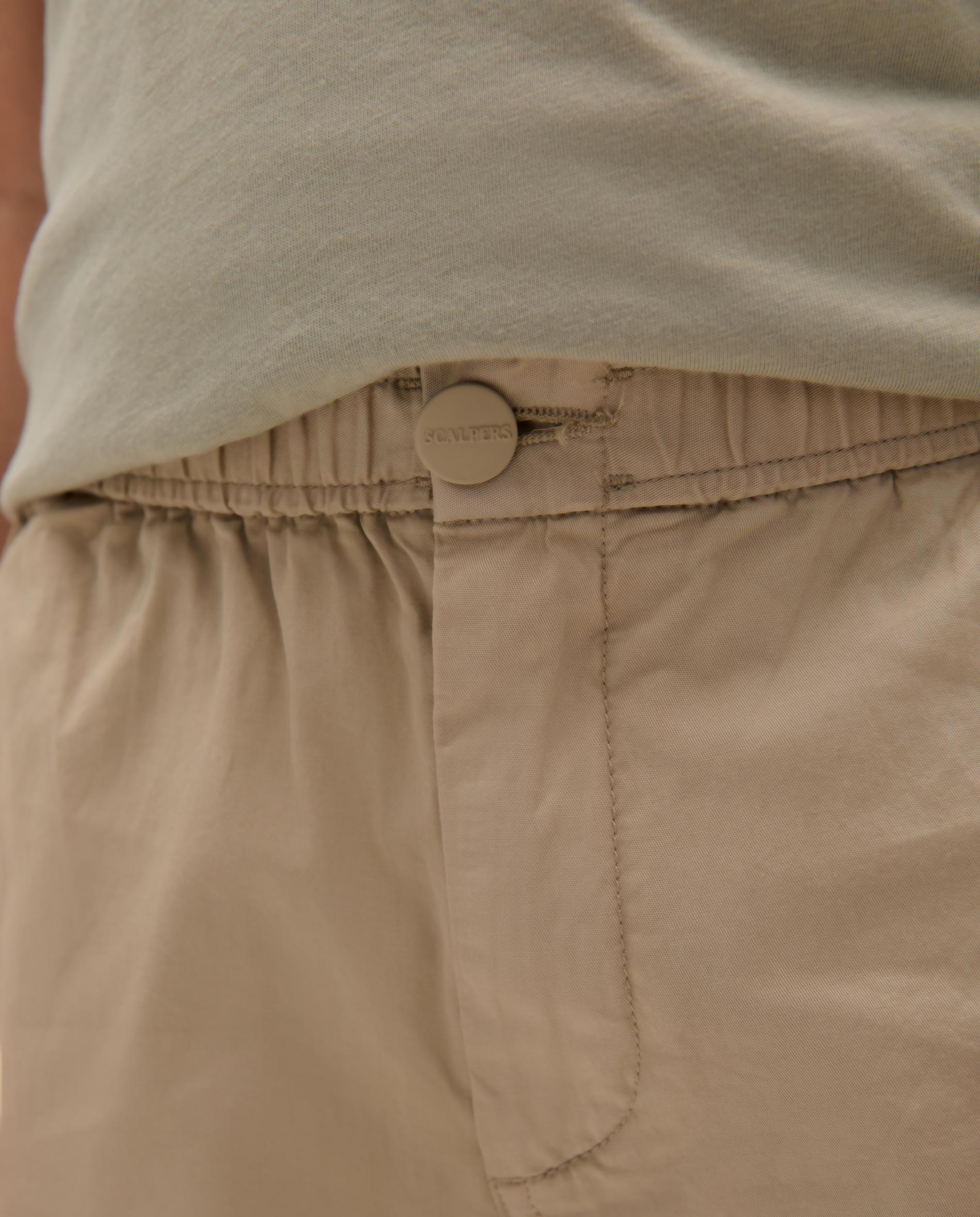 Bermudas Infantil com Cintura Elástica e Fecho Zip e Botão Scalpers Taupe-3