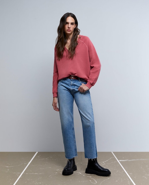 Sweatshirt com Decote em V e Detalhe de Botões