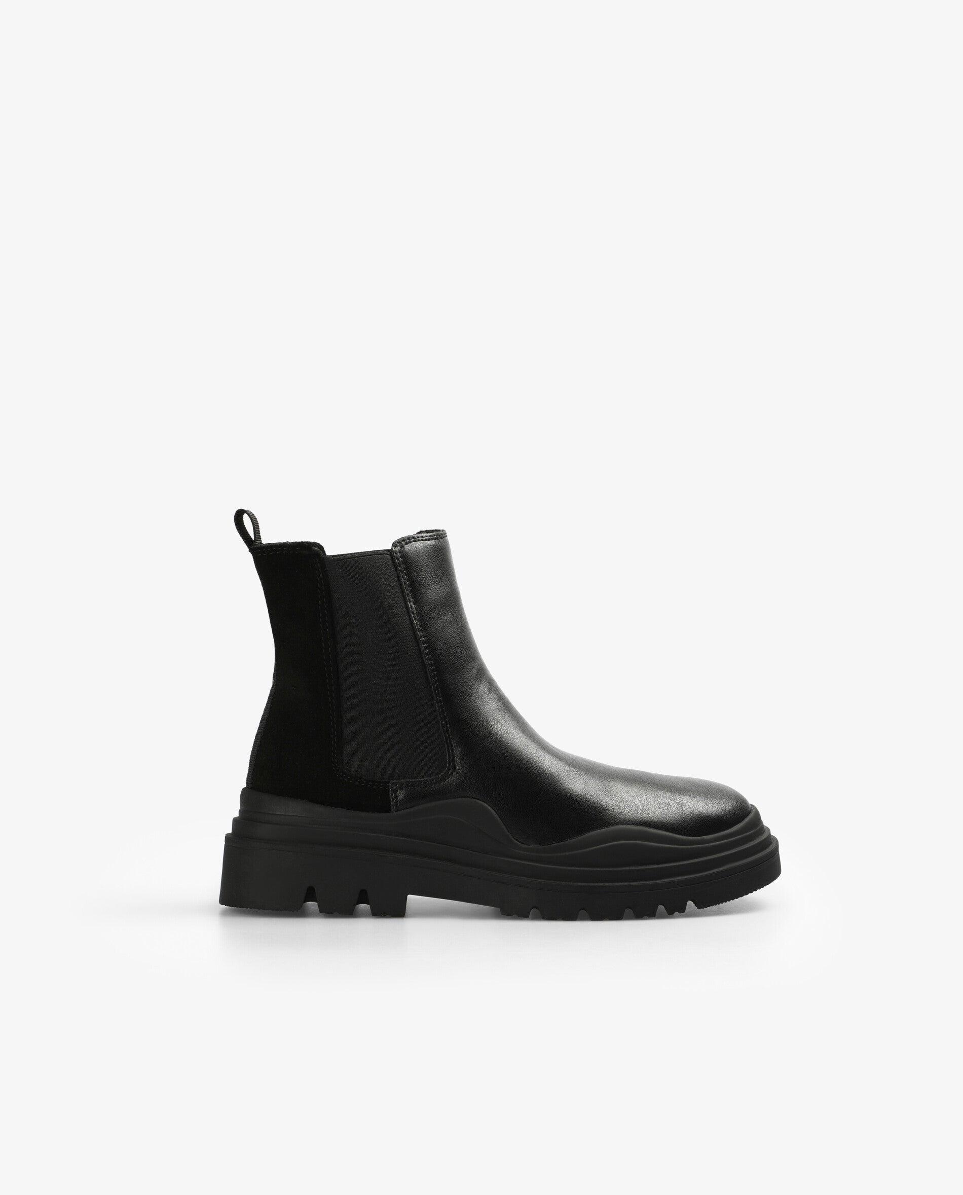 Botins com Sola Track e Malha Elástica Lateral Preto-1