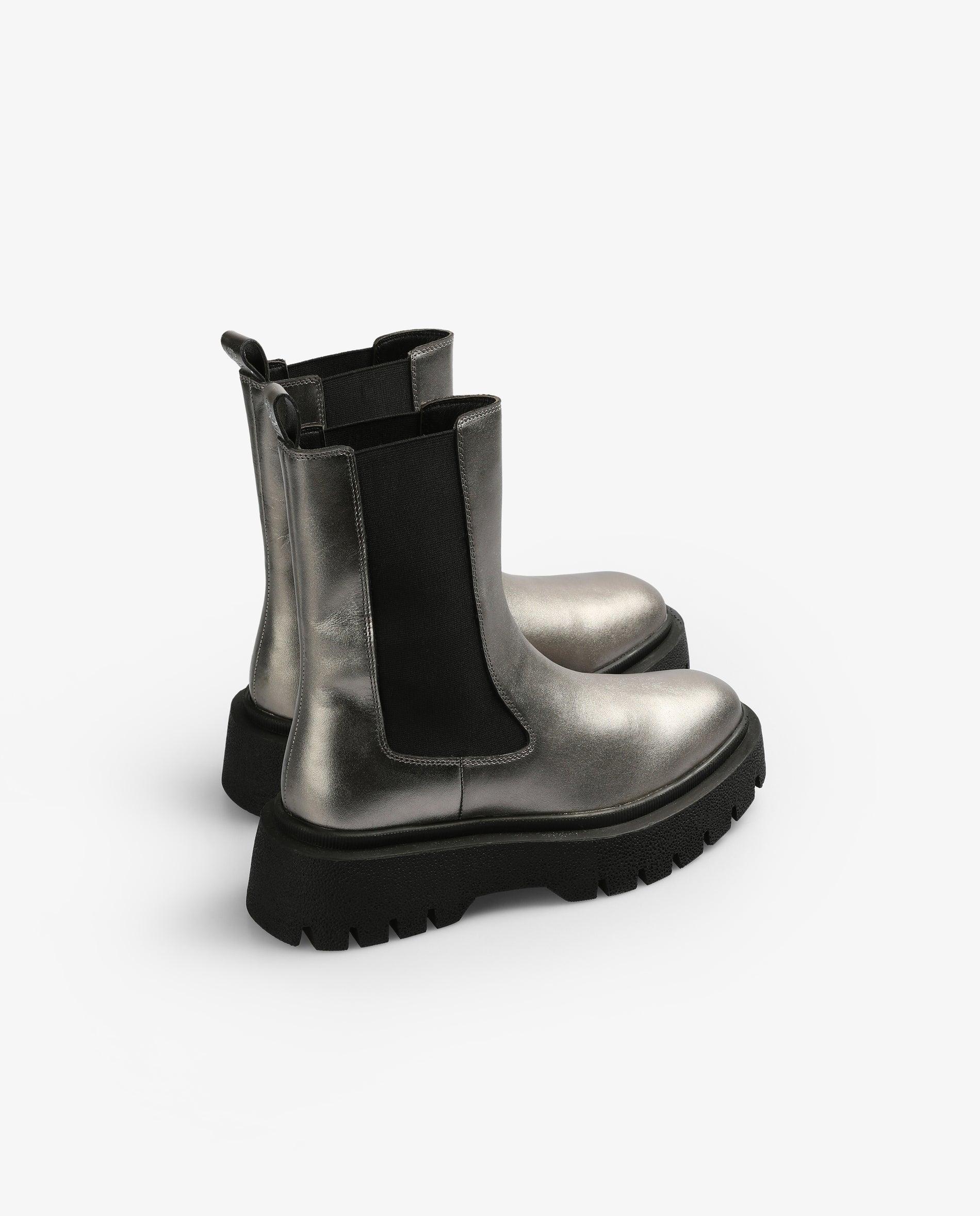 Botas Sola Track Metalizadas com Painel Elástico Cinzento-3