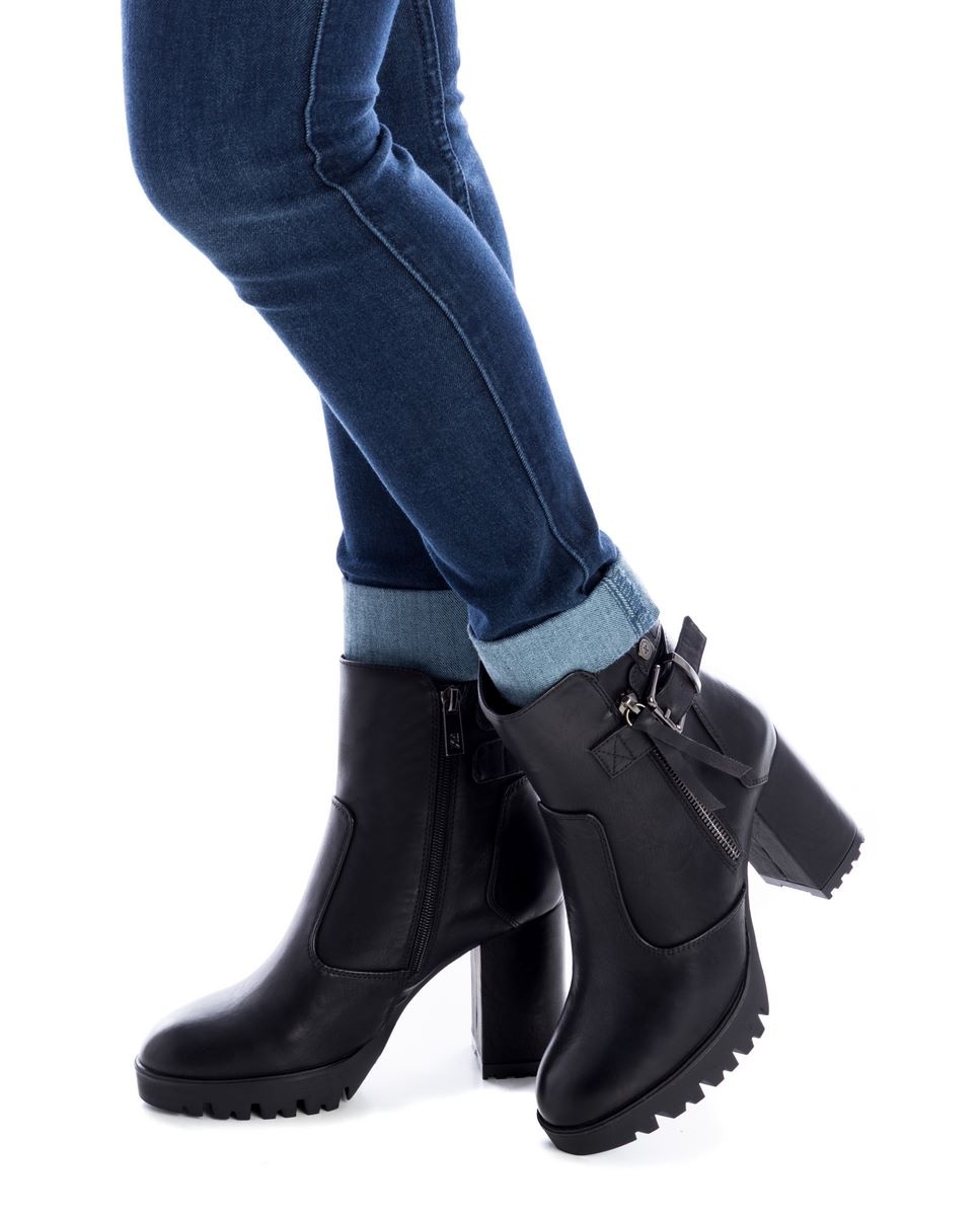Botins com Salto Alto e Fecho Zip Lateral Preto-2