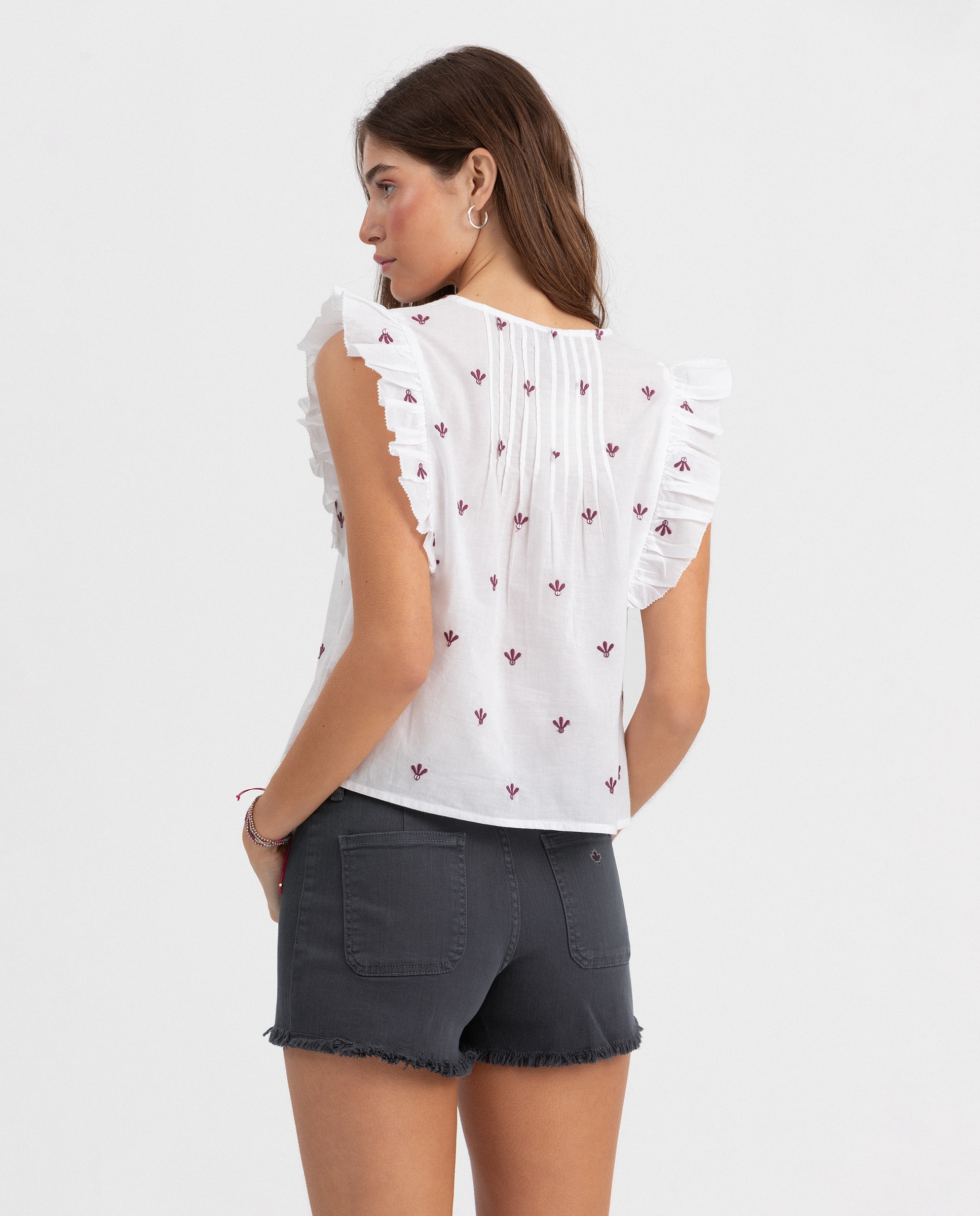 Blusa com Decote em V e Abalorios Branco-4
