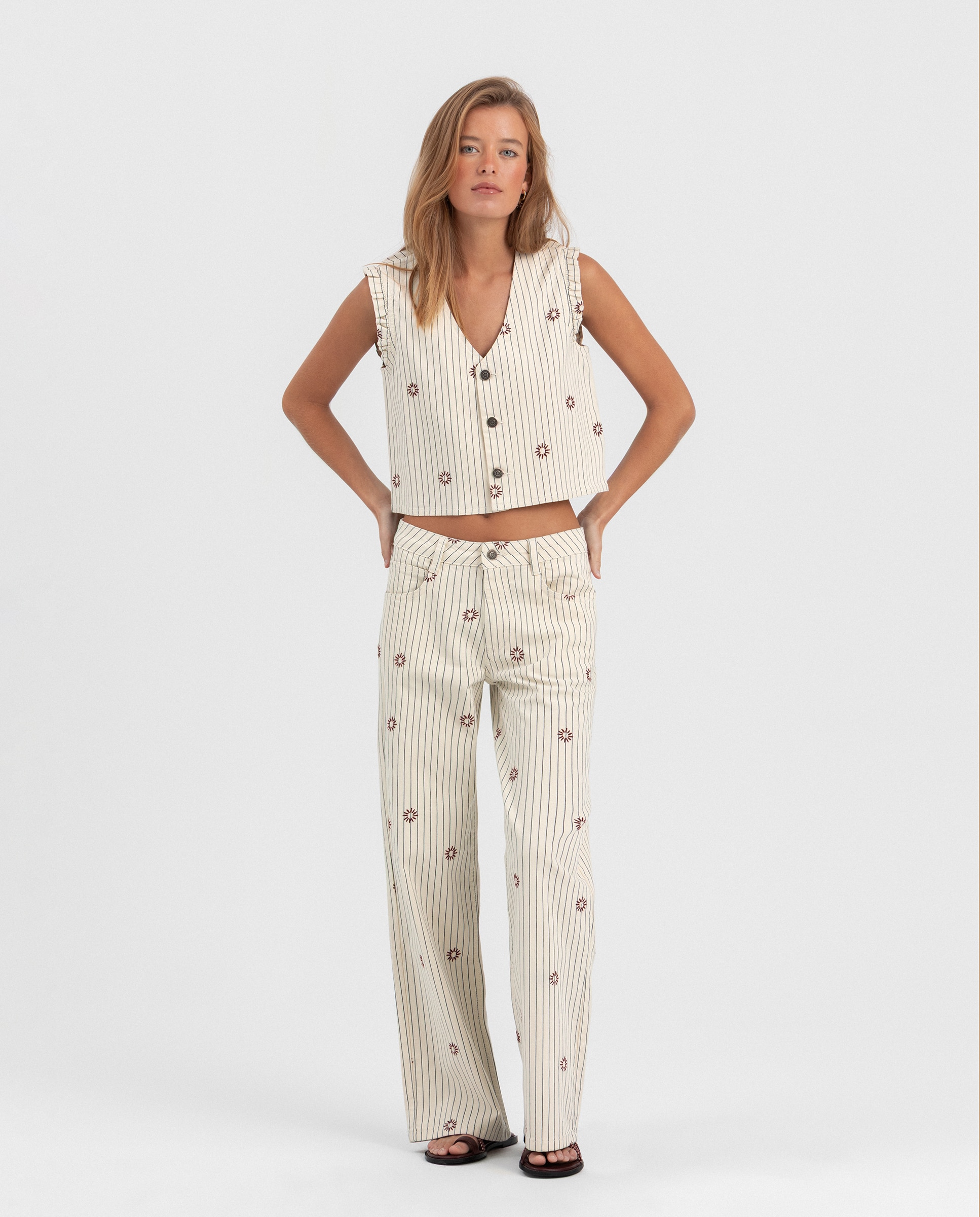 Imagem 0 de Jeans com Flores Bordadas