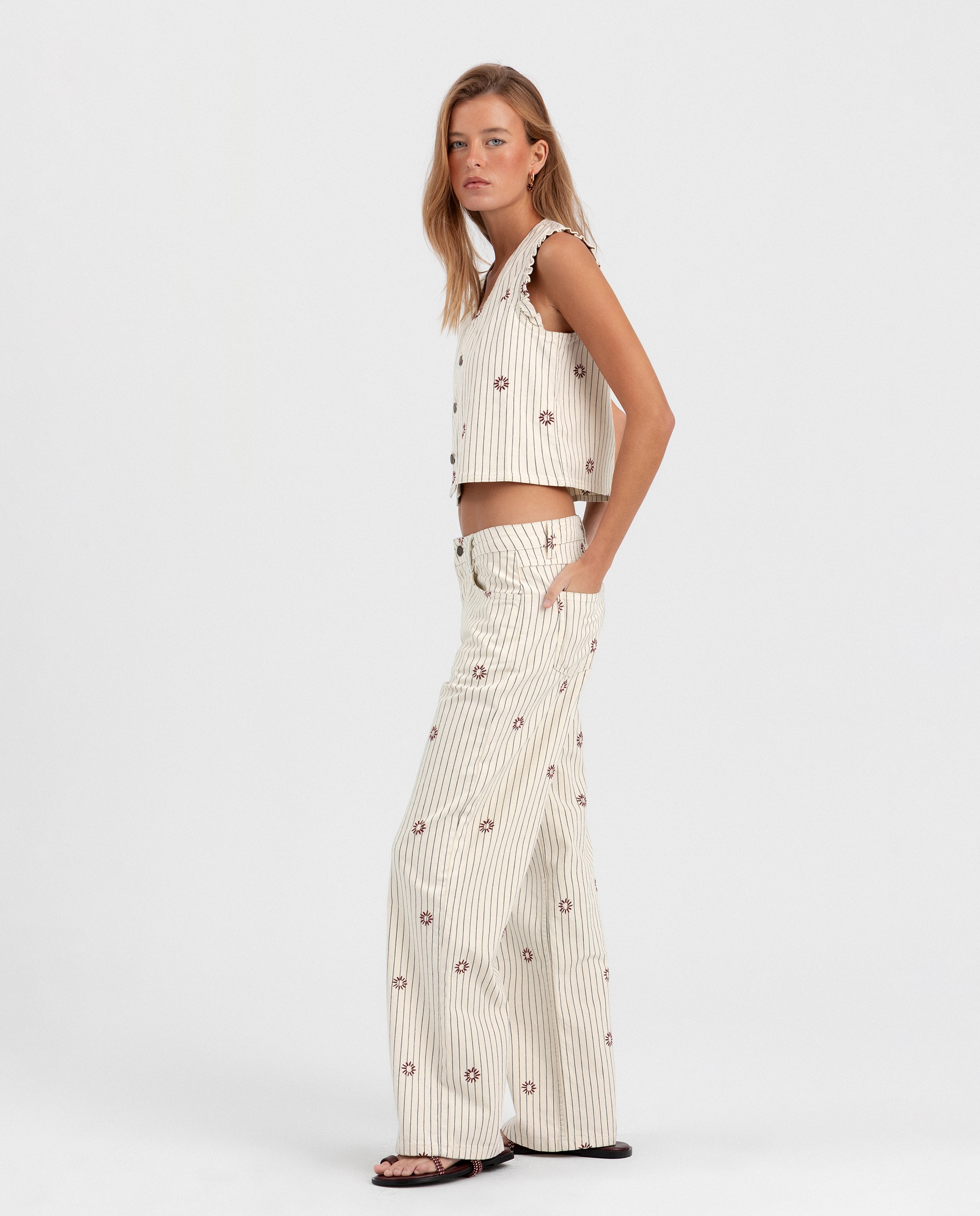 Jeans com Flores Bordadas Cru-2