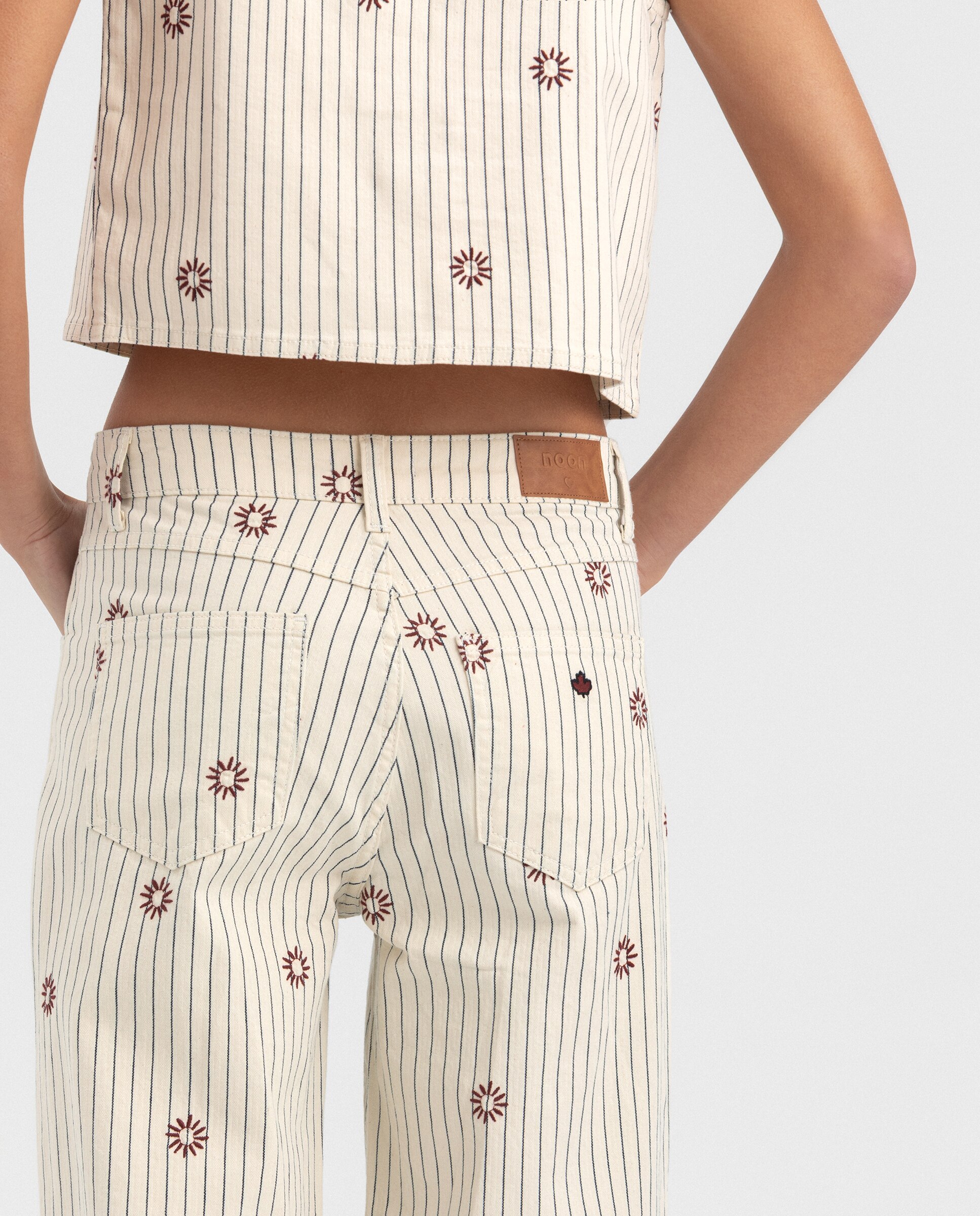 Jeans com Flores Bordadas Cru-3