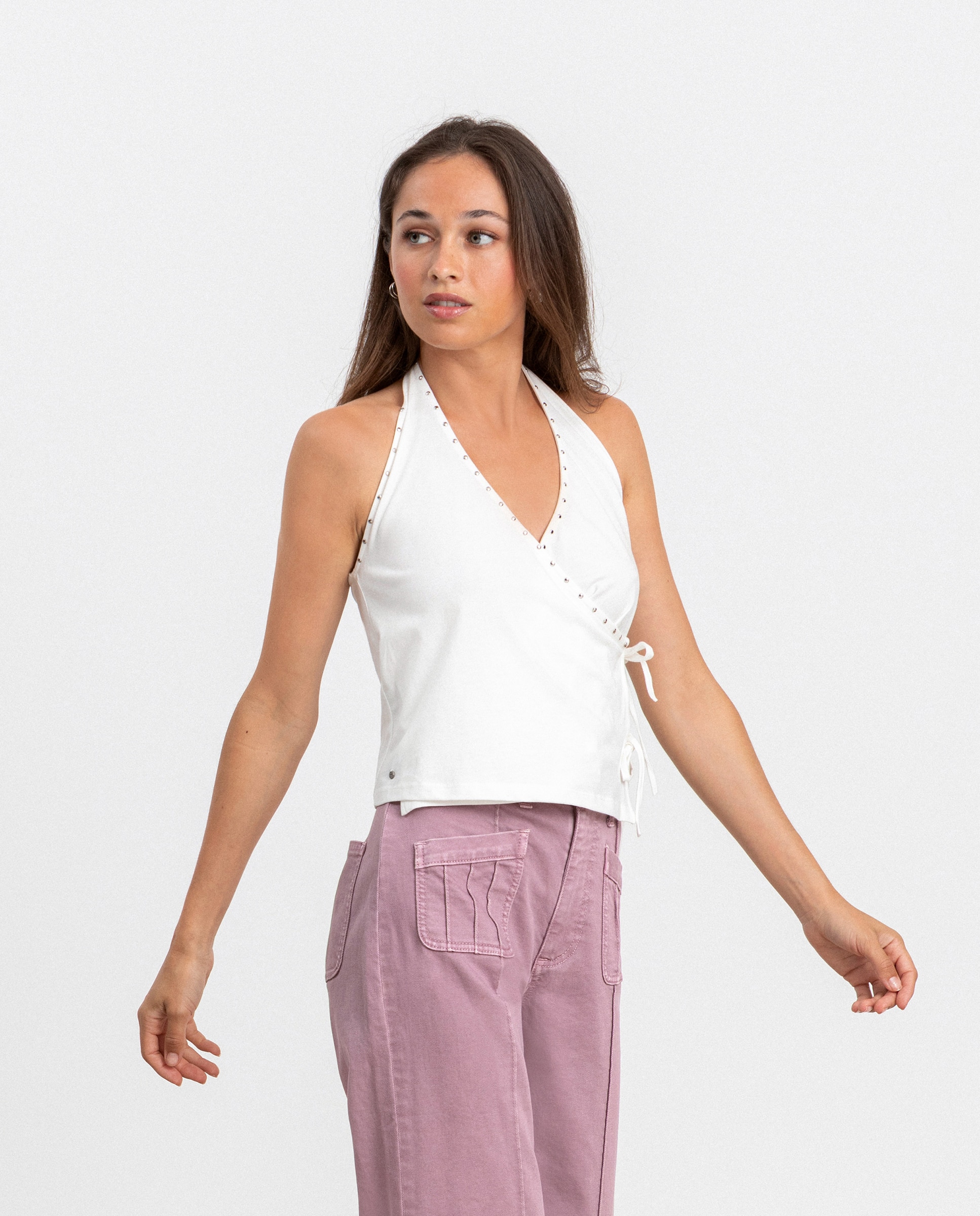 Top com Gola Halter e Detalhe Tachas Branco-3