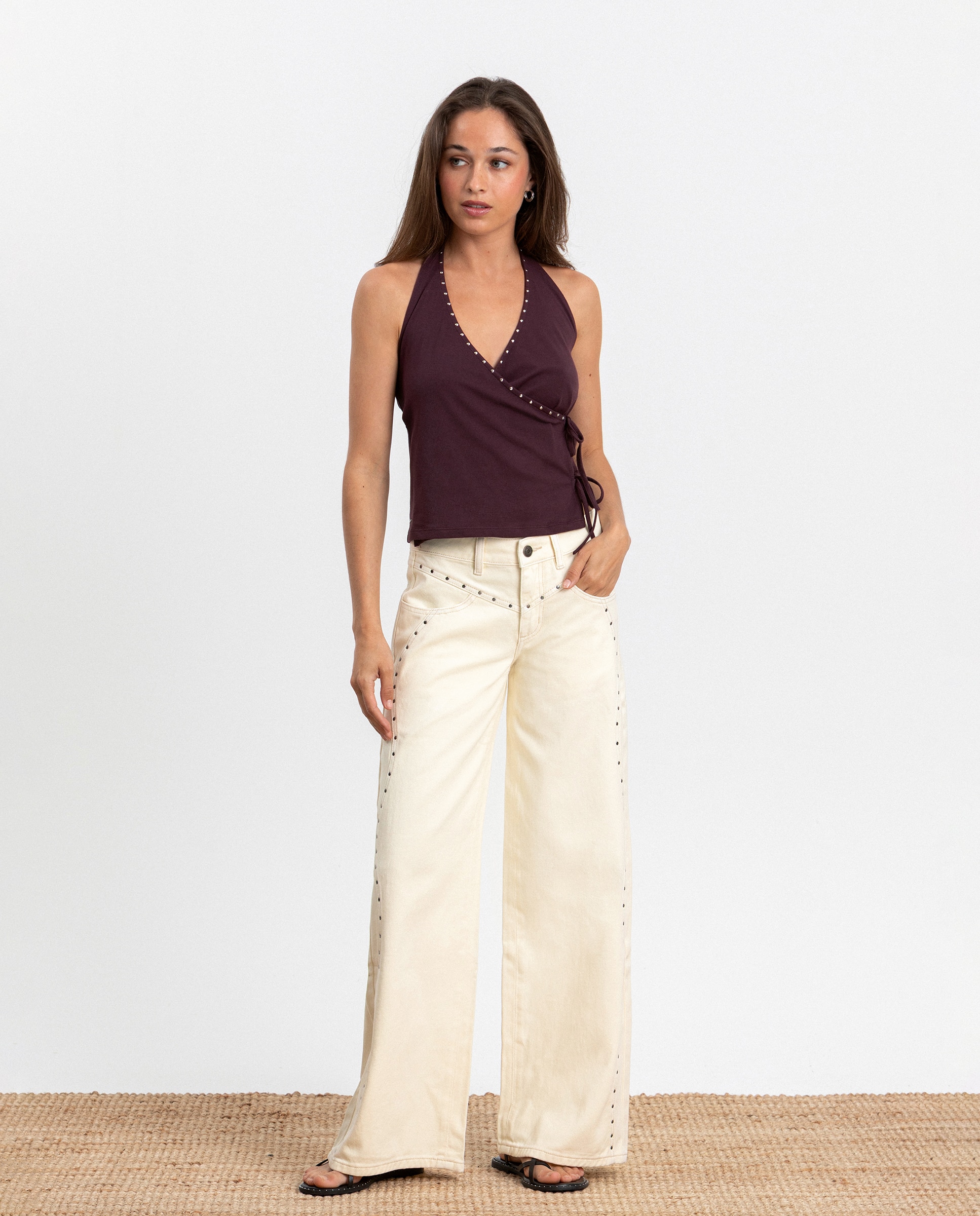 Imagem 0 de Jeans de Cintura Subida com Detalhe de Tachas