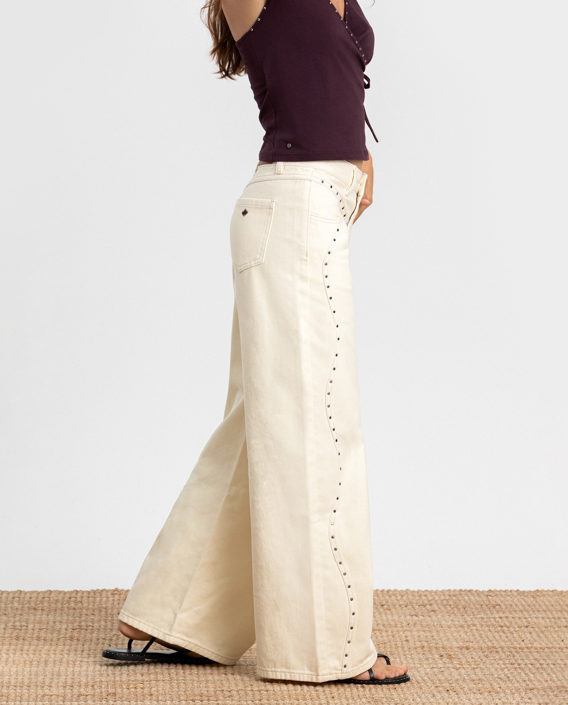 Jeans de Cintura Subida com Detalhe de Tachas Amarelo-4